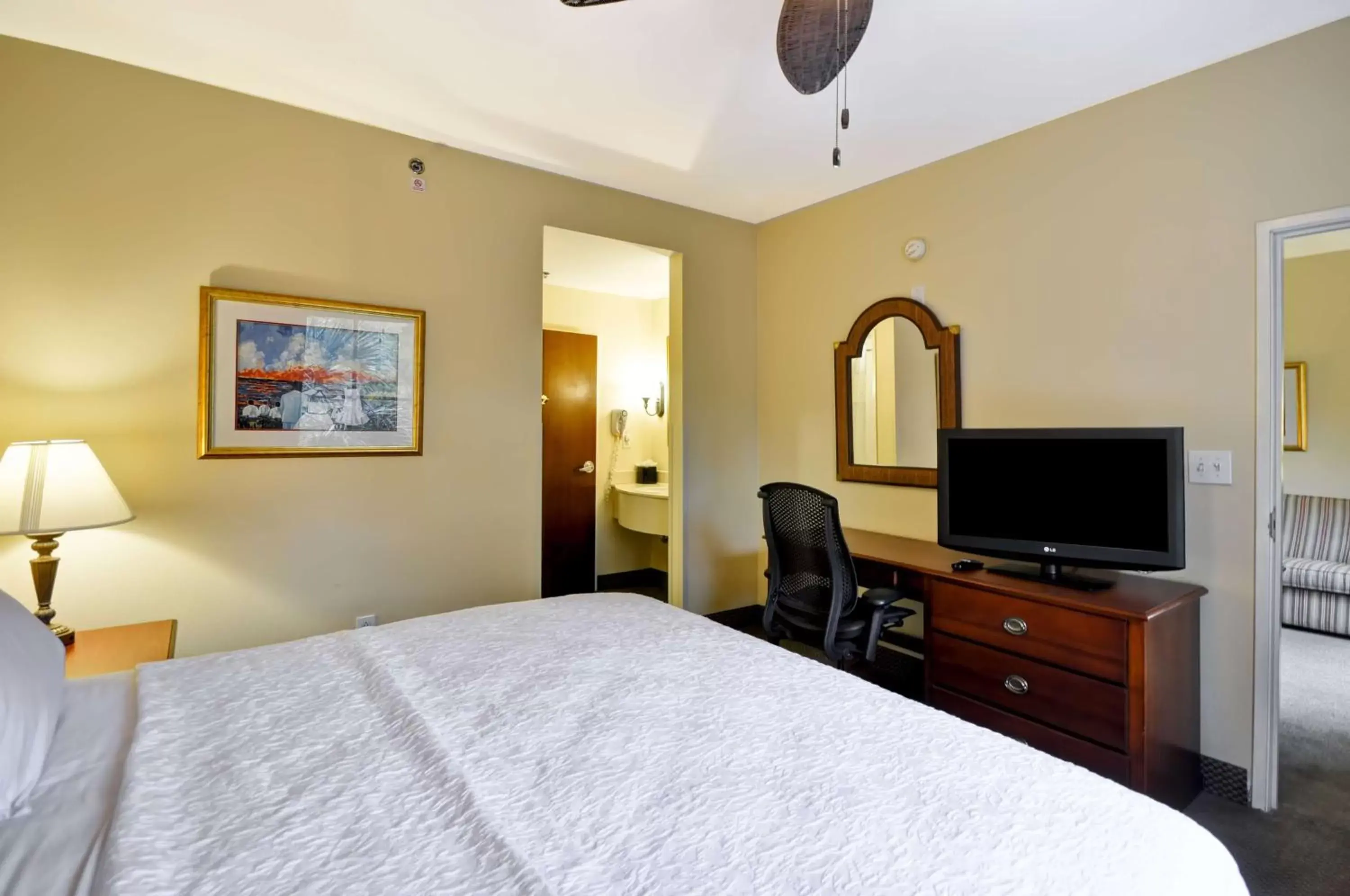 Bed in Hampton Inn & Suites Charleston-West Ashley
