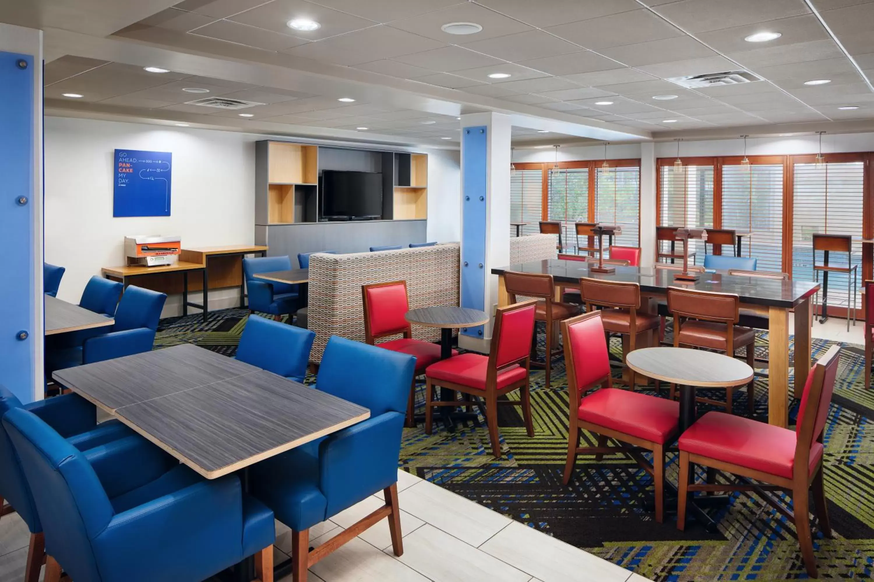 Communal lounge/ TV room, Restaurant/Places to Eat in Holiday Inn Express & Suites Jacksonville South East - Medical Center Area, an IHG Hotel