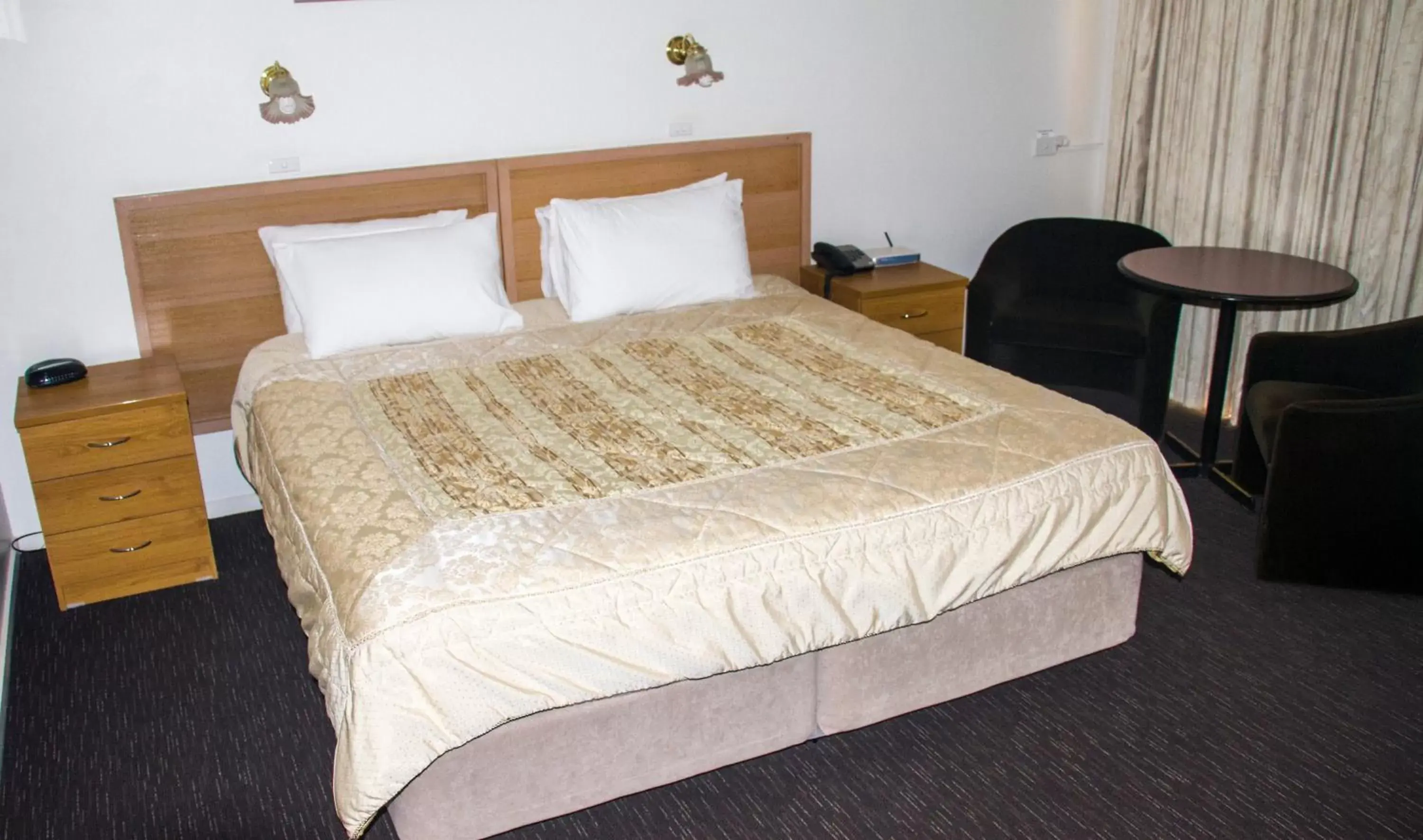 Bed in Mildura Motor Inn