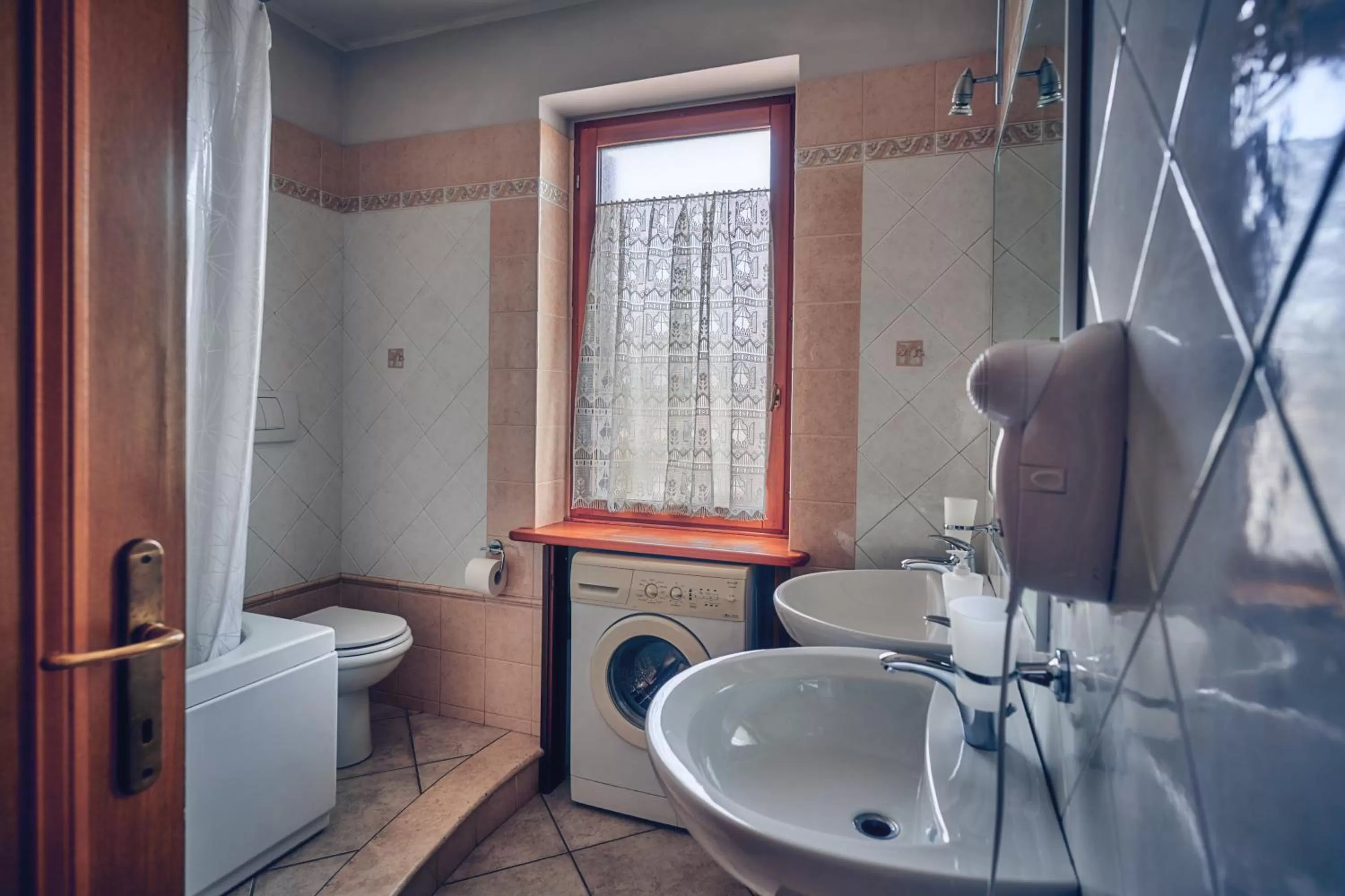 Bathroom in Travelershome Ciampino B&Bs