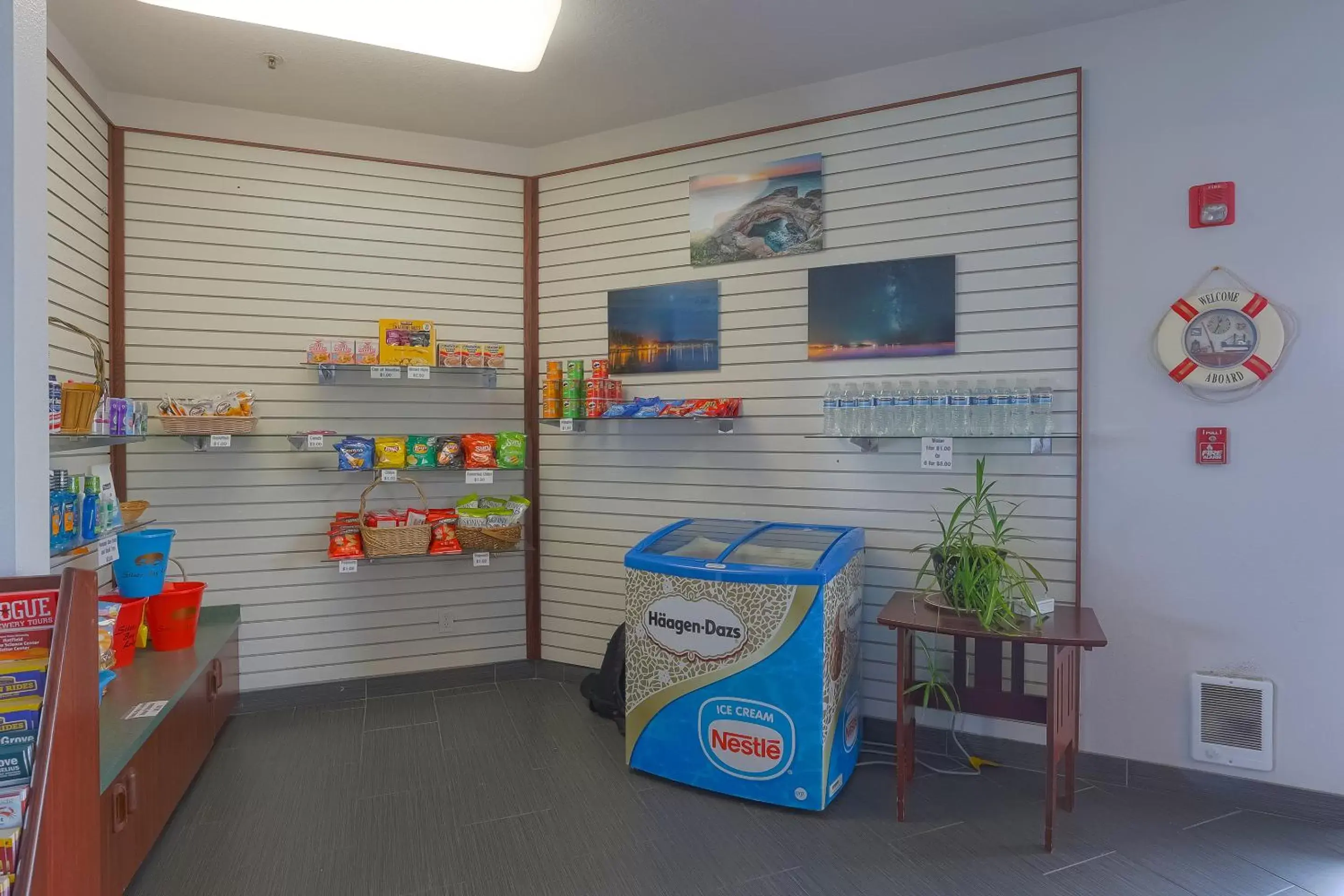 On-site shops in Siletz Bay Beachfront Hotel by OYO Lincoln City