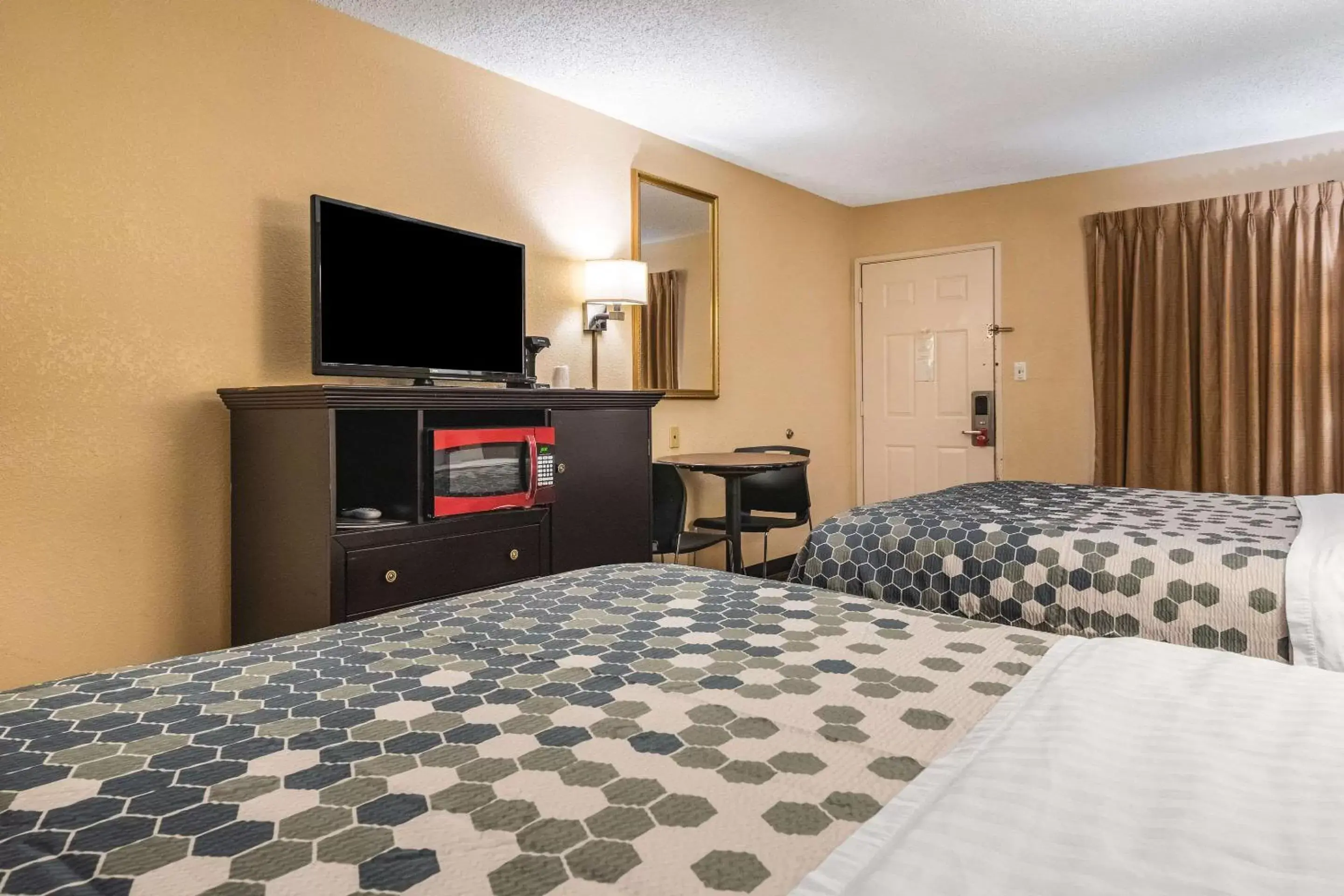 Photo of the whole room, Bed in Econo Lodge Hillsboro I-35
