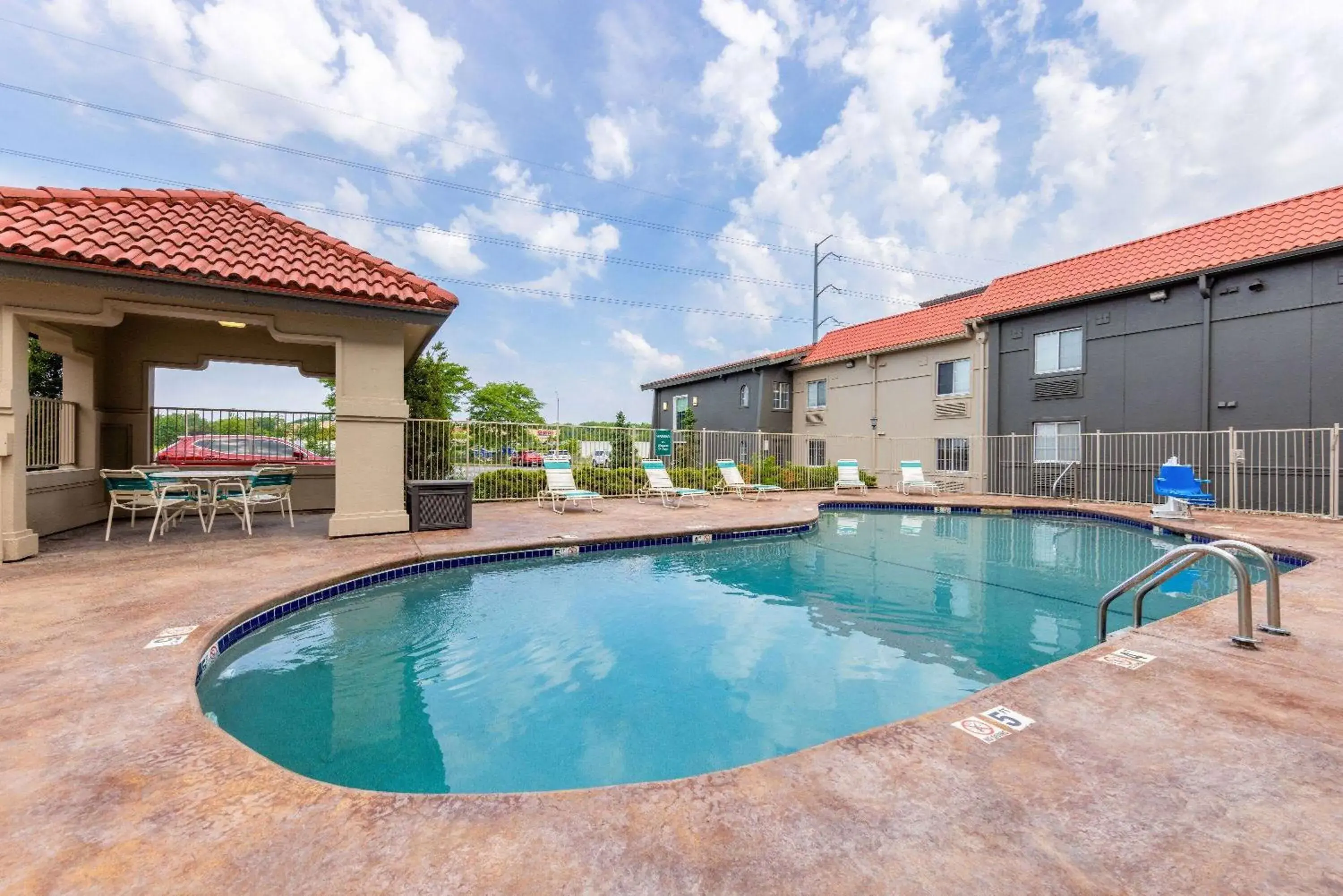 Pool view, Swimming Pool in La Quinta Inn & Suites by Wyndham Kansas City Lenexa