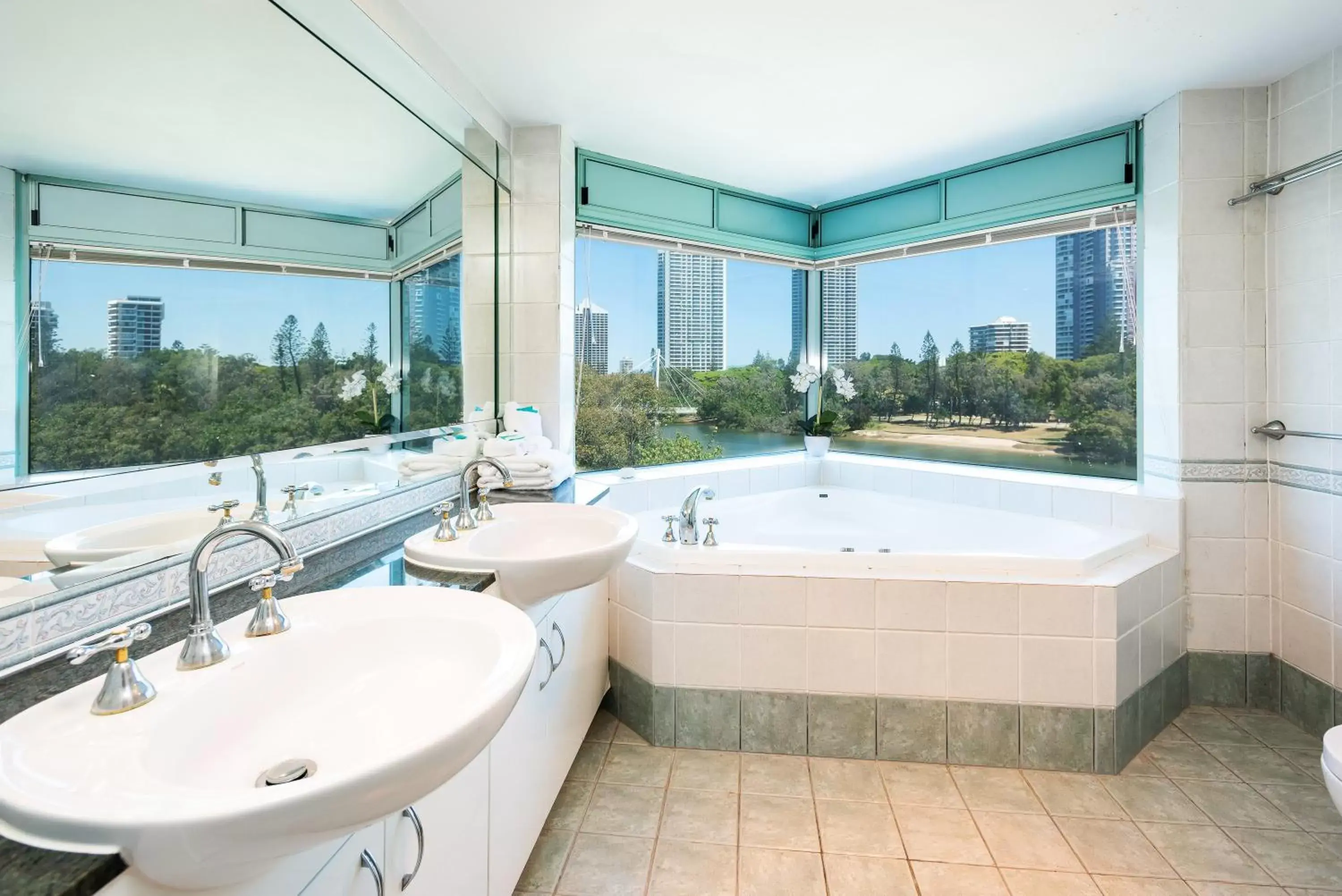 Hot Tub, Bathroom in The Waterford on Main Beach