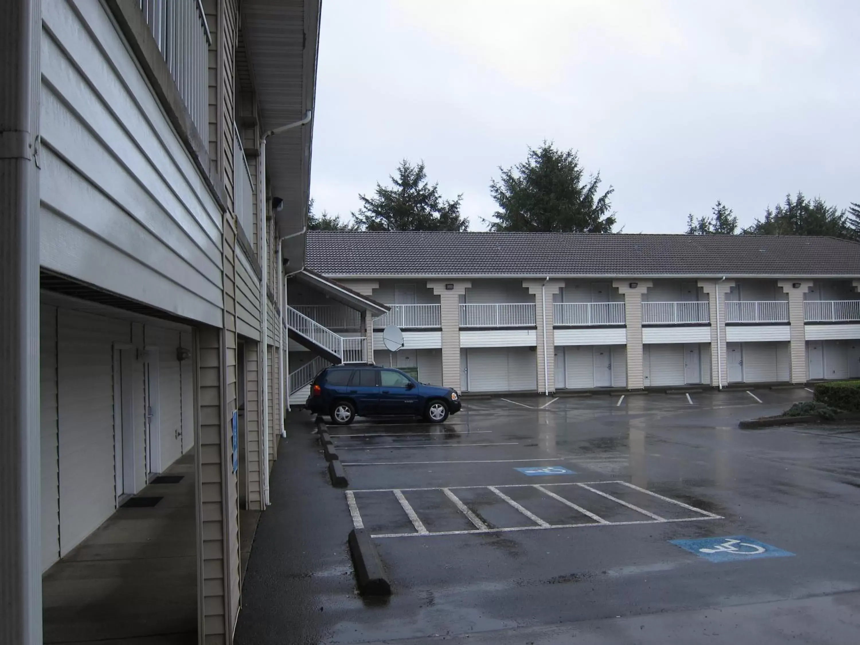 Property building in Days Inn by Wyndham Ocean Shores