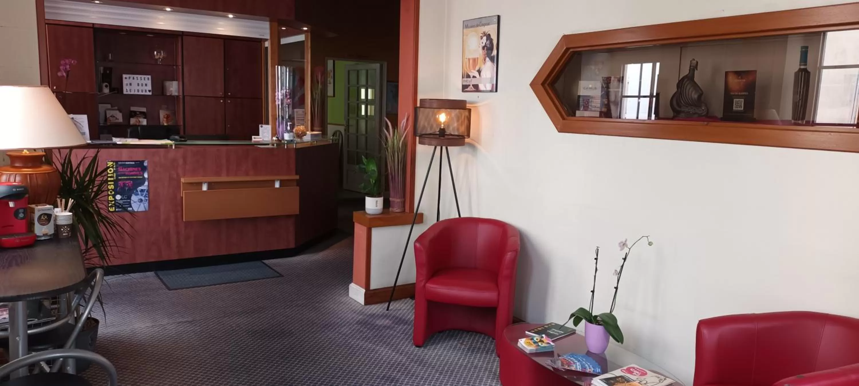 Seating area in Logis Hôtel La Résidence, Cognac Centre