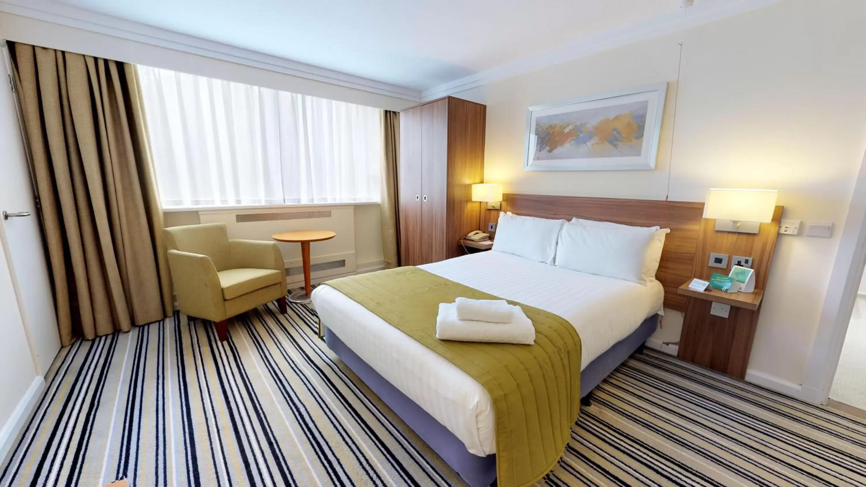 Bed in Holiday Inn Runcorn M56 Junction 12, an IHG Hotel