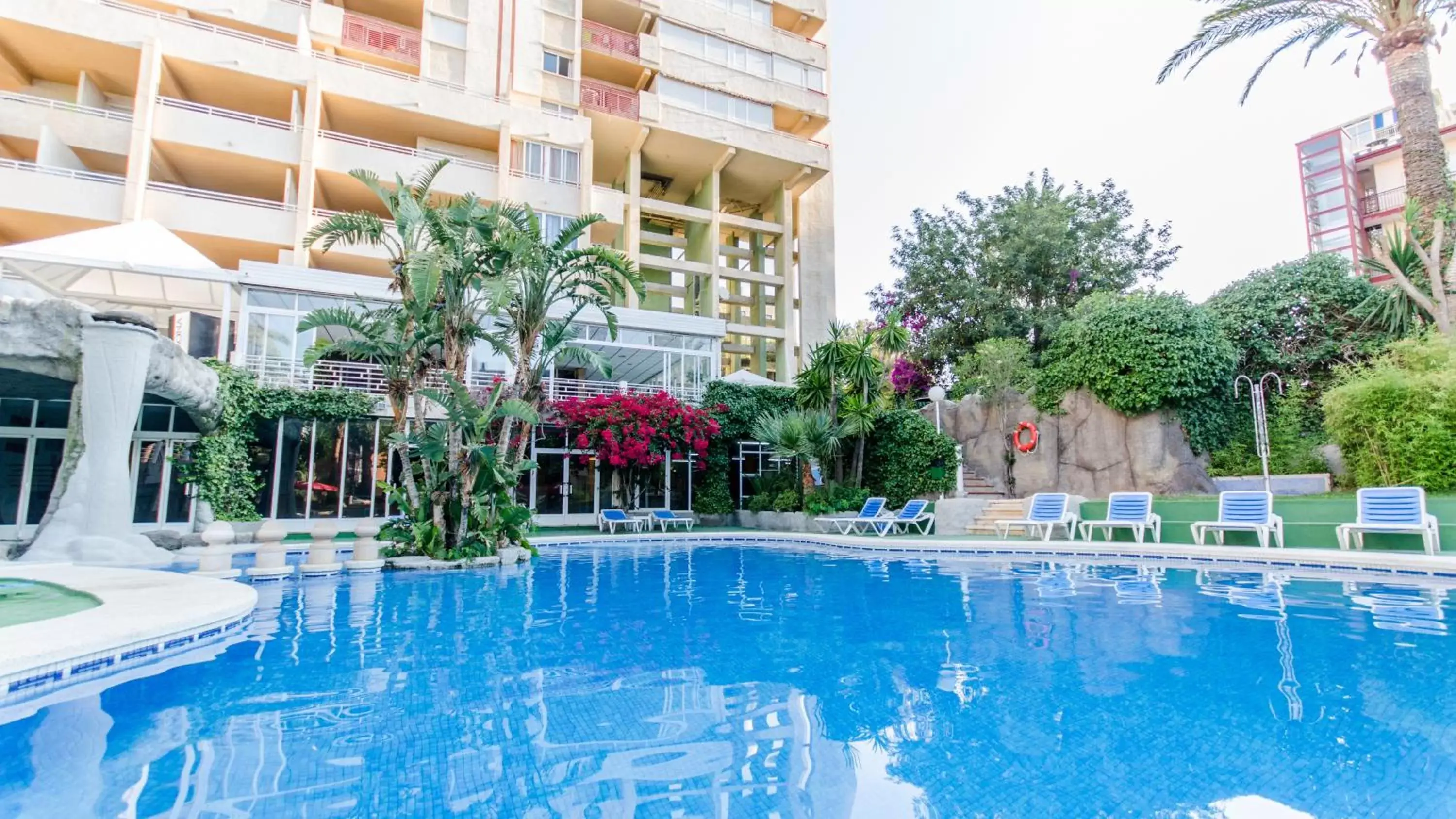 Garden, Swimming Pool in Aparthotel El Faro