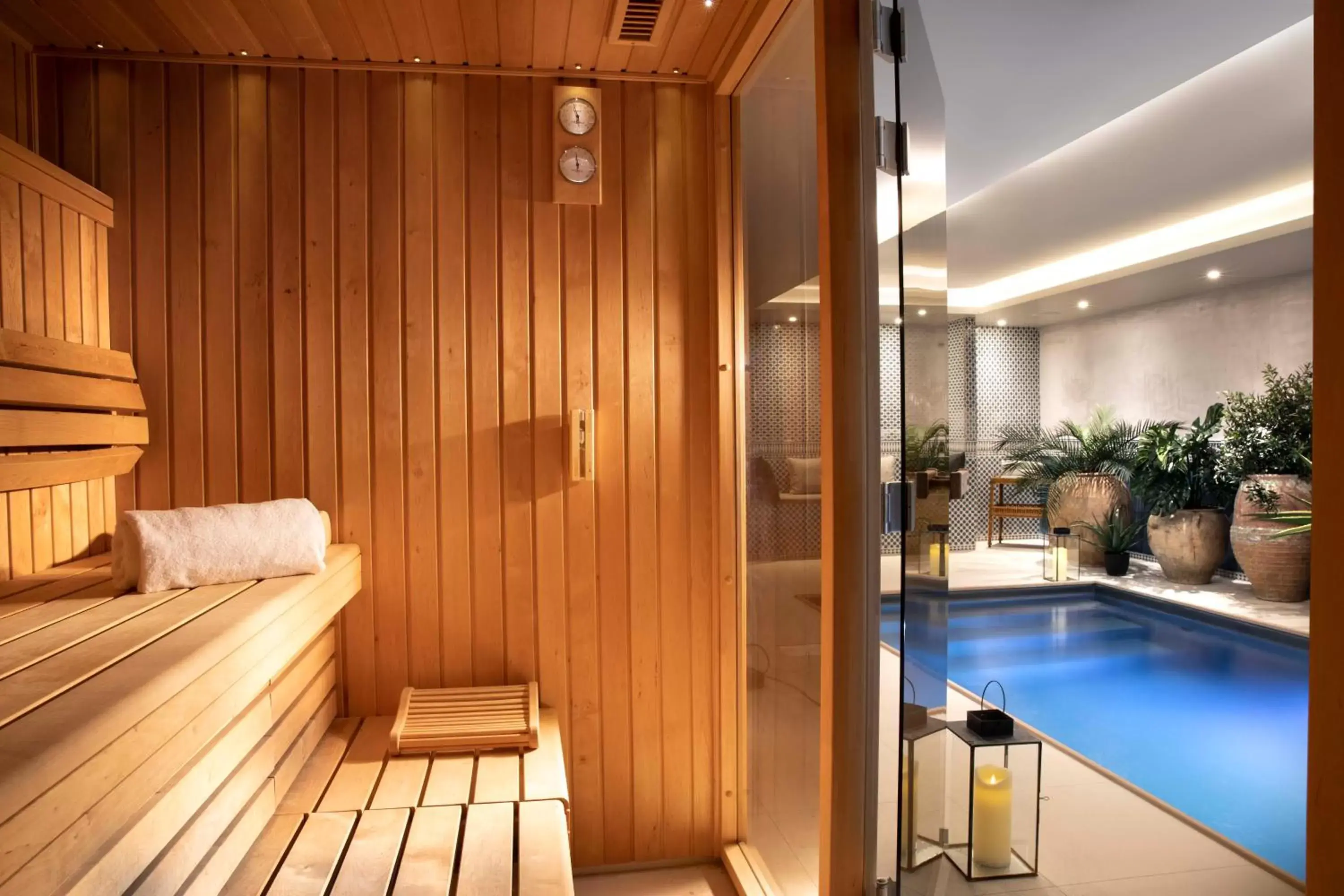 Massage, Swimming Pool in Hôtel Montecristo