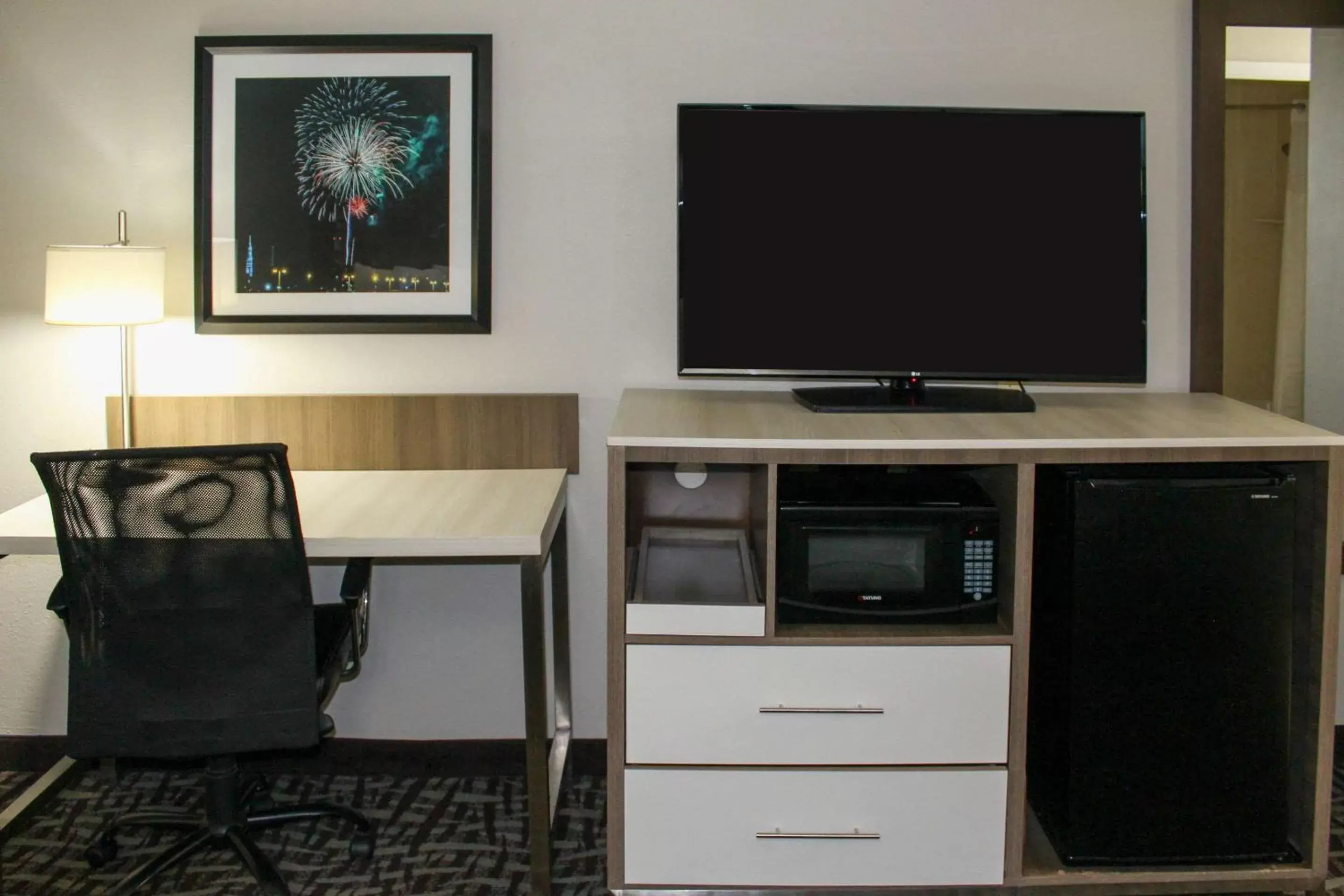 Photo of the whole room, TV/Entertainment Center in Quality Inn Athens I-65 / Huntsville Area West