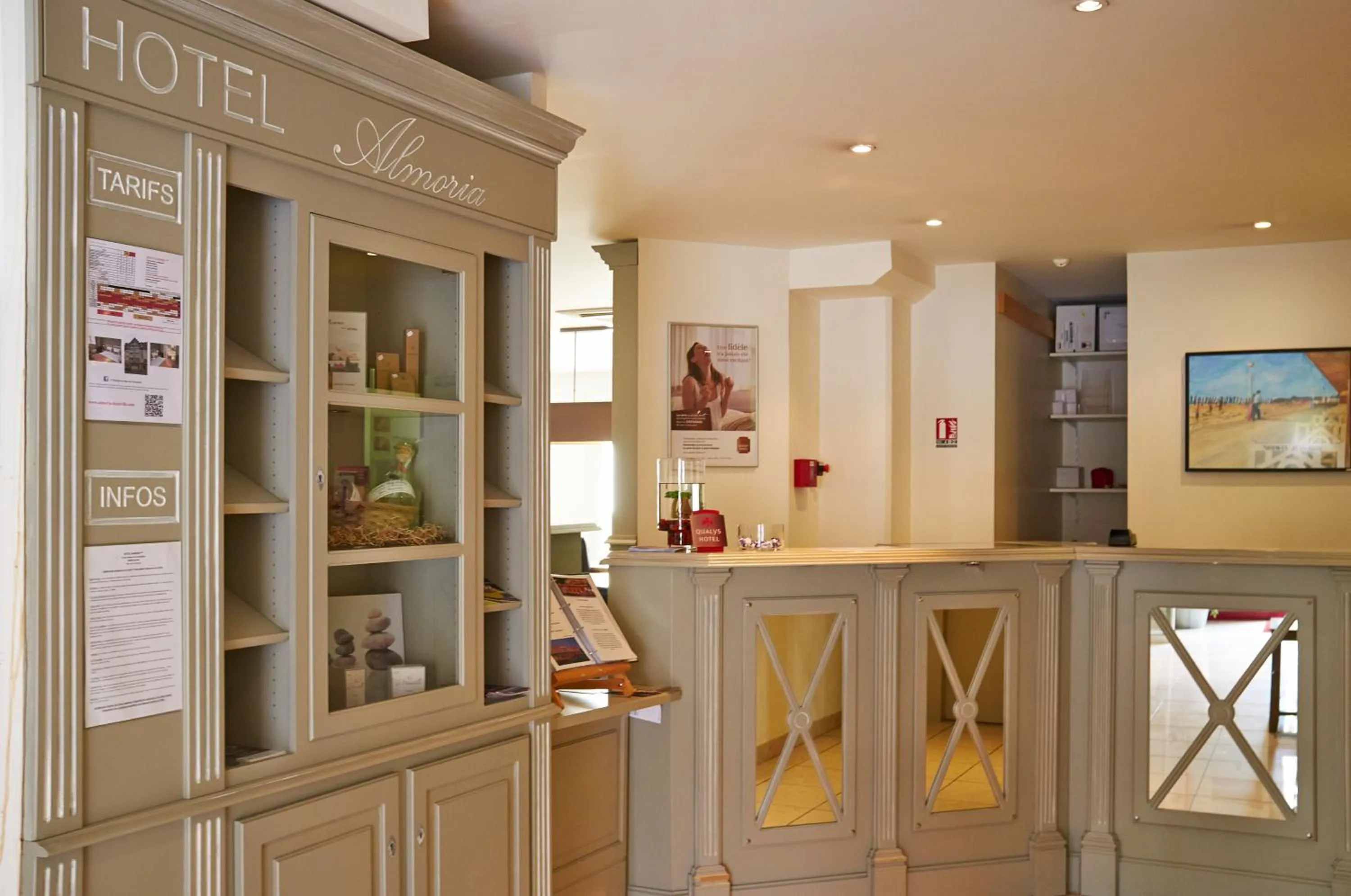 Lobby or reception in Almoria Hôtel & SPA