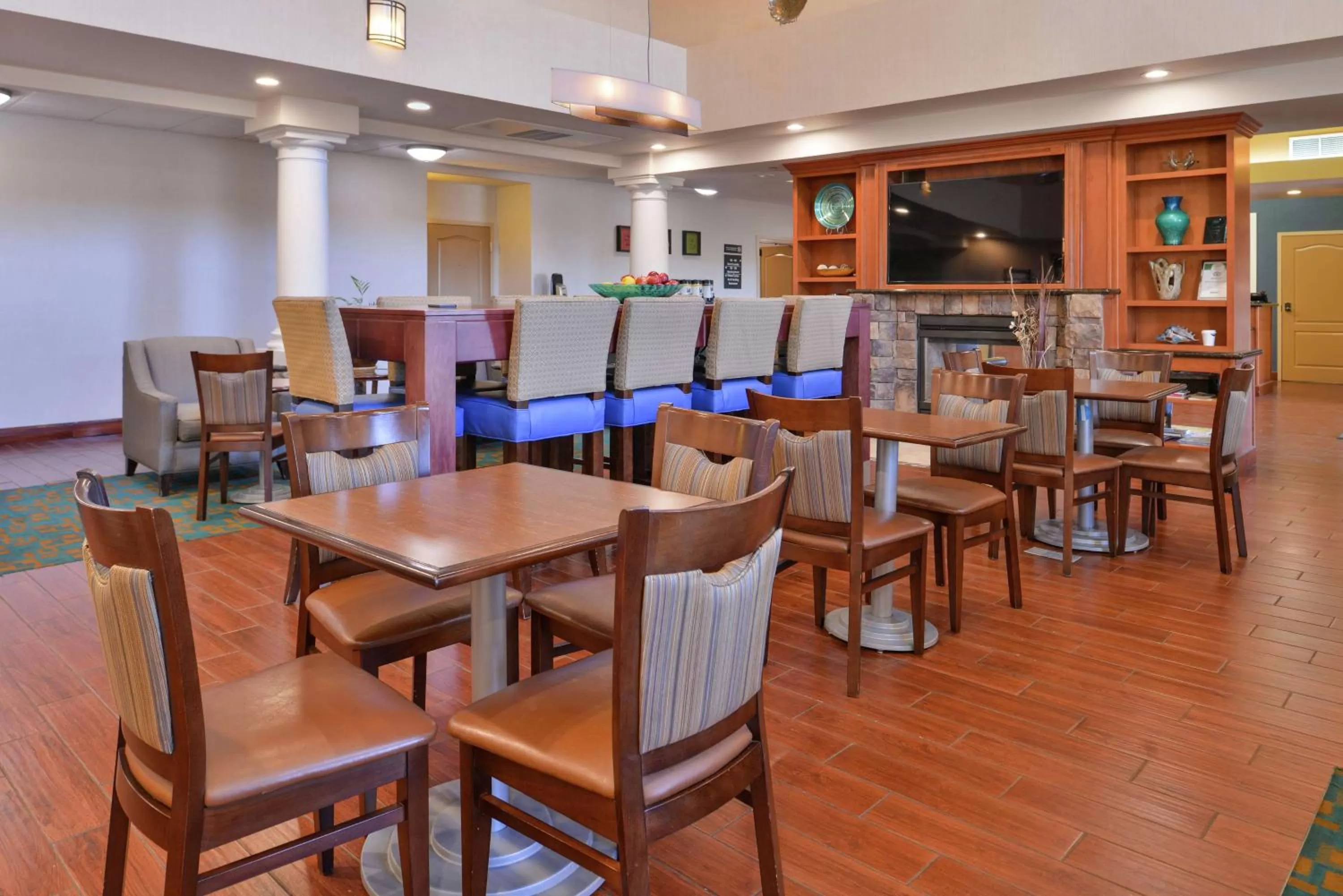 Dining area in Hampton Inn & Suites Woodland-Sacramento Area