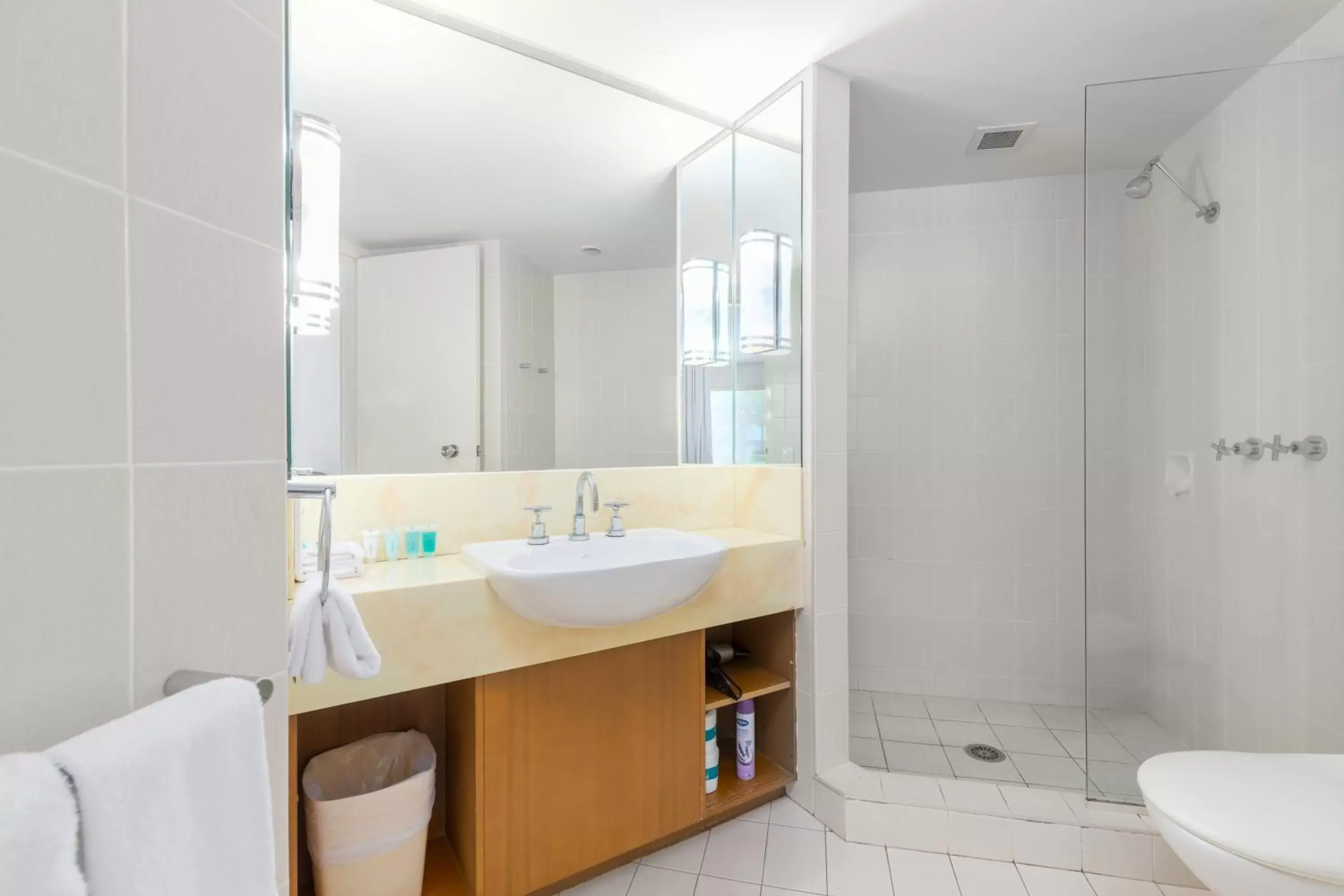 Bathroom in Charlesworth Bay Beach Resort