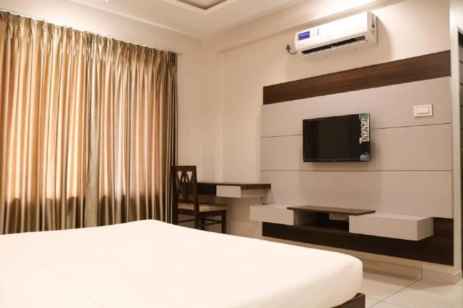 TV and multimedia, Bed in Hotel Grand Indu, 3 Star Kolhapur