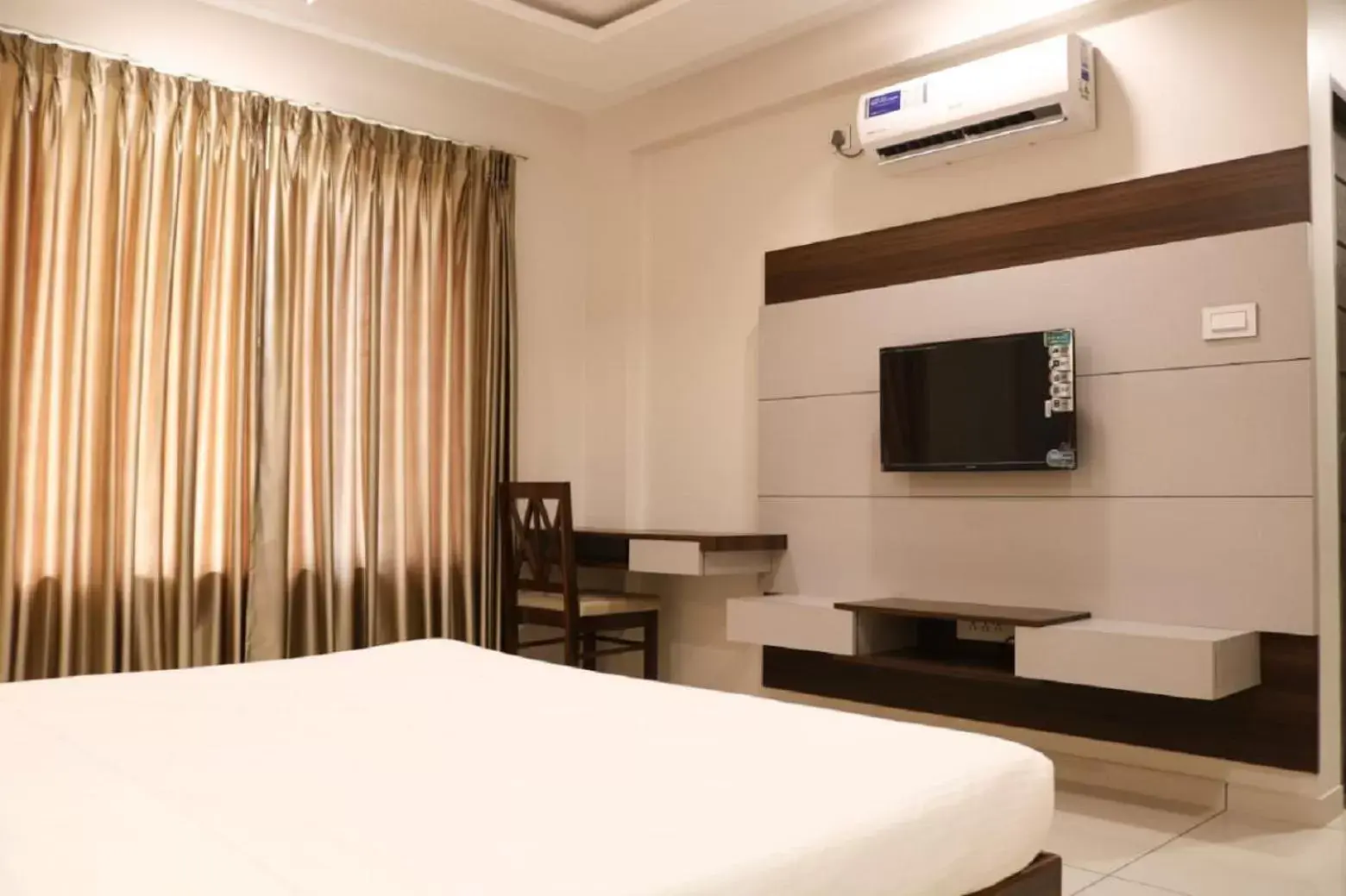 TV and multimedia, Bed in Hotel Grand Indu, 3 Star Kolhapur TV and multimedia, Bed in Hotel Grand Indu, 3 Star Kolhapur