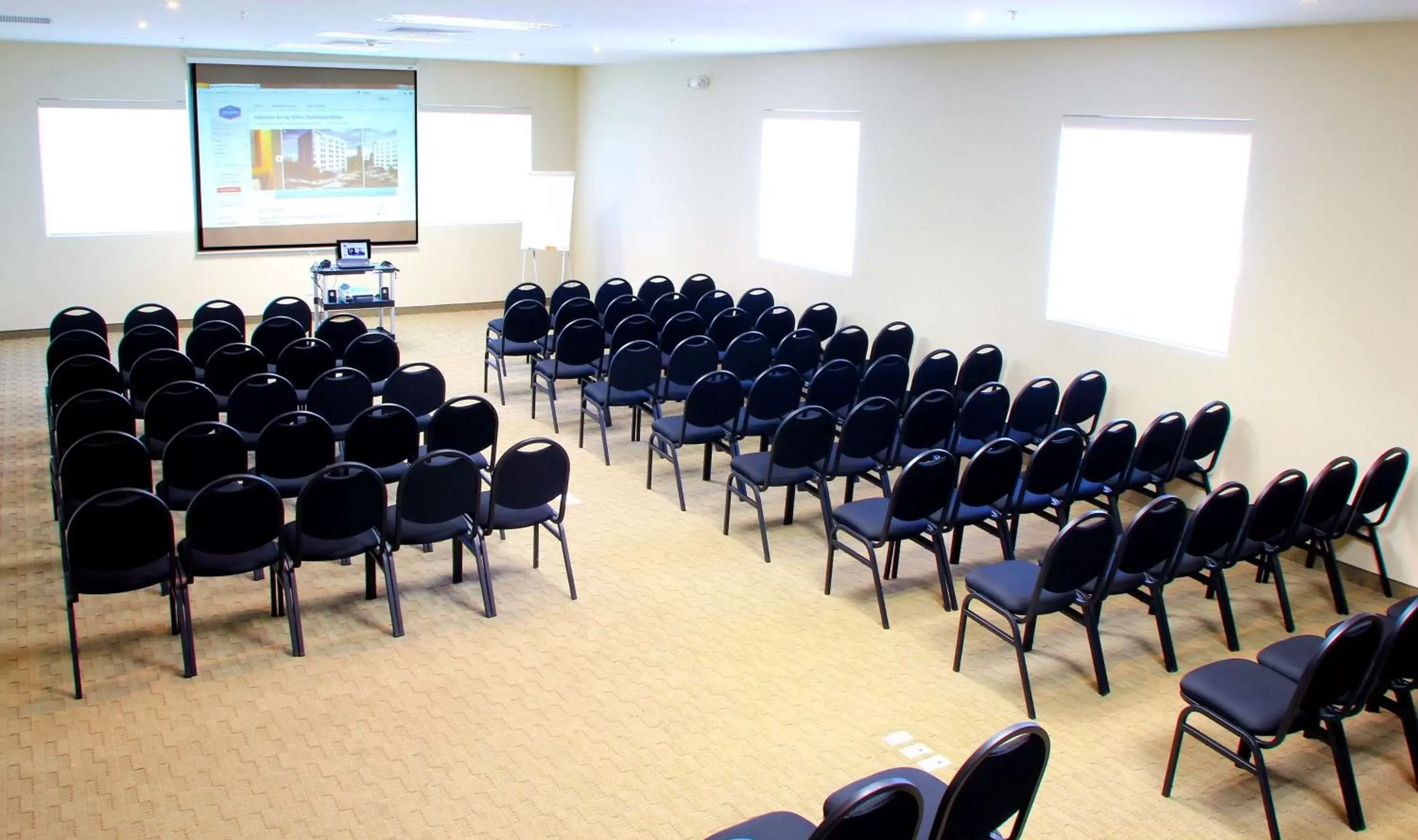 Meeting/conference room in Hampton by Hilton Guadalajara Expo