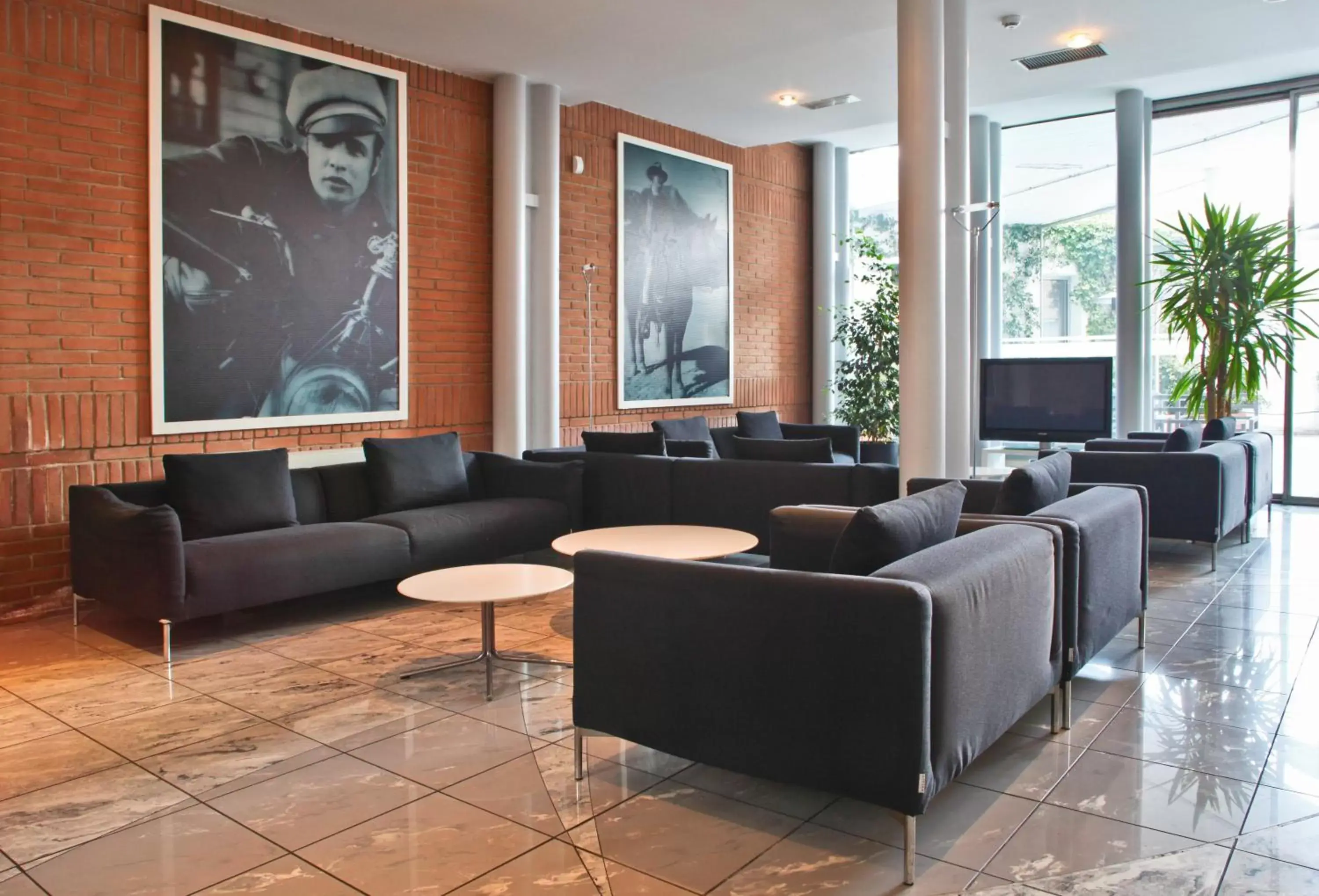 Communal lounge/ TV room, Lobby/Reception in Hotel Studios