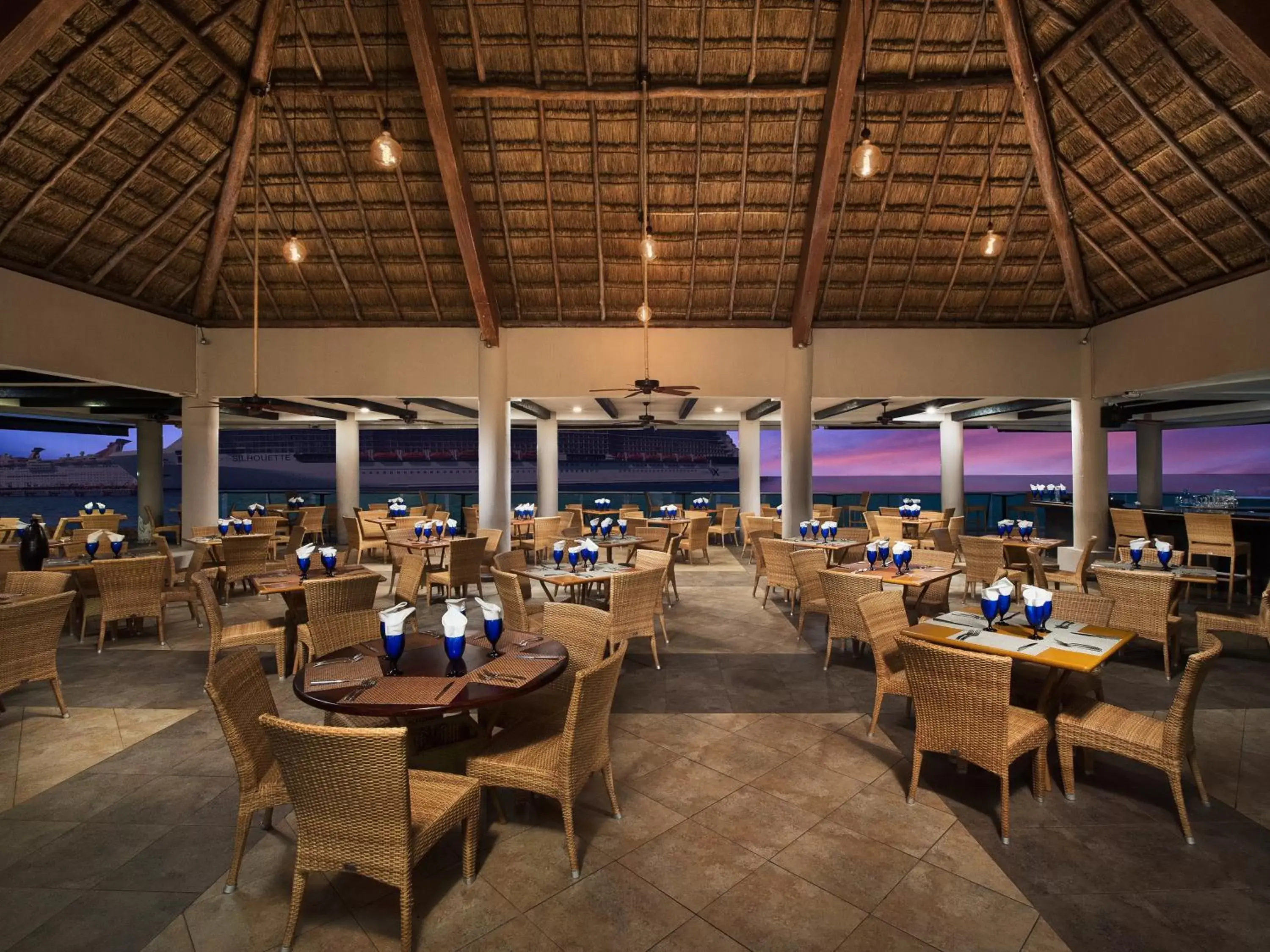 Restaurant/Places to Eat in El Cid La Ceiba Beach