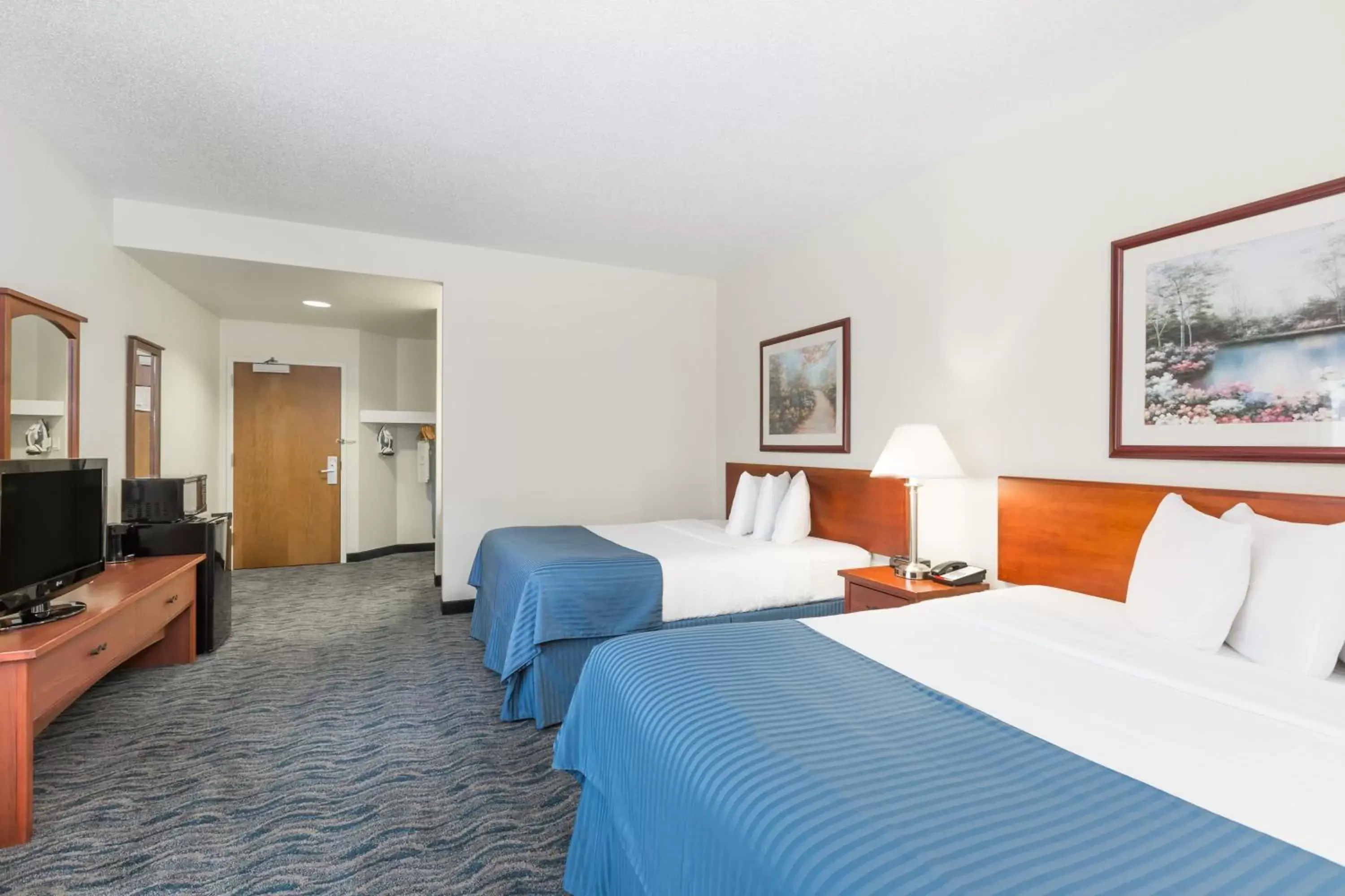 TV and multimedia, Room Photo in Baymont by Wyndham Des Moines Airport