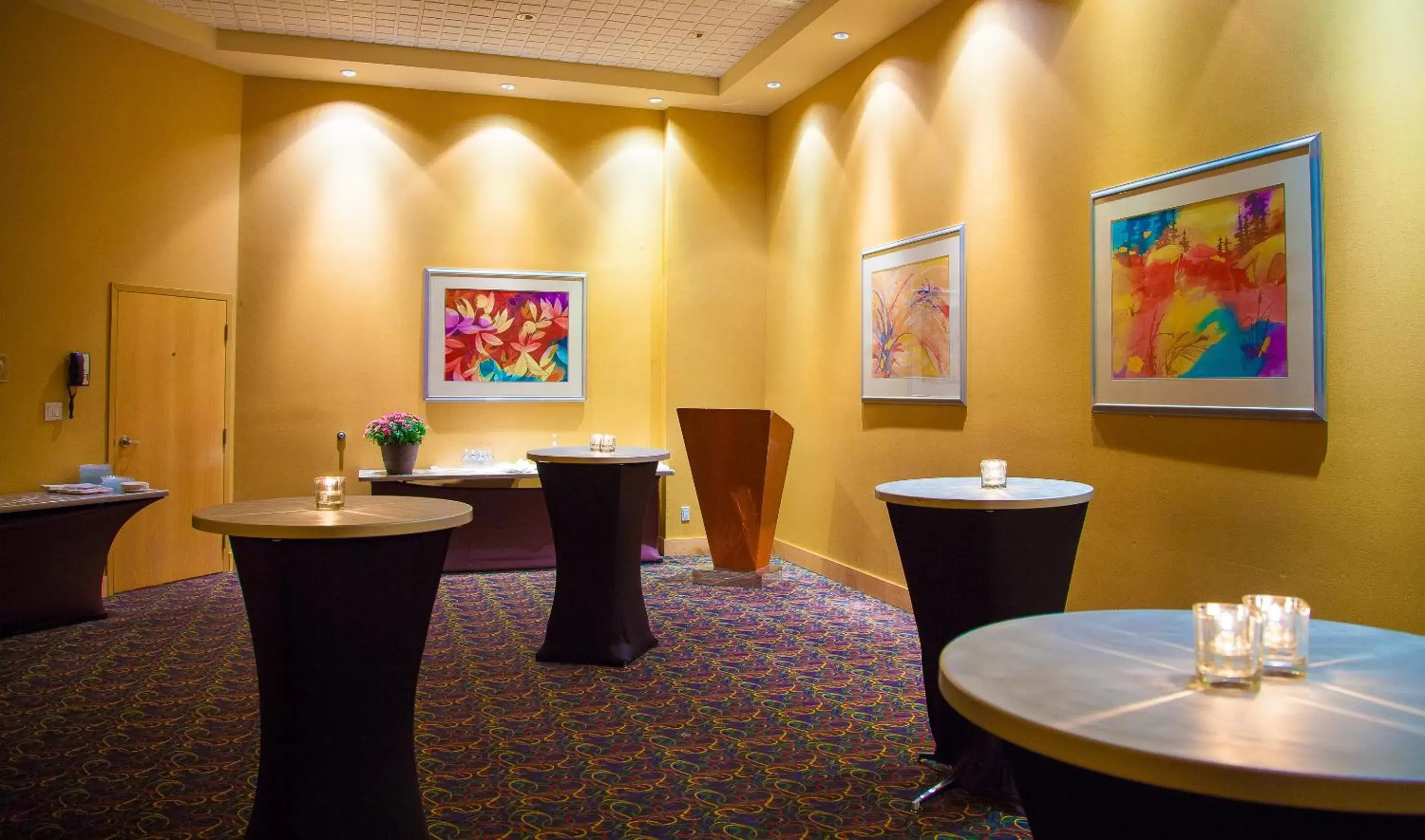 Business facilities, Restaurant/Places to Eat in Radisson Hotel & Suites Red Deer