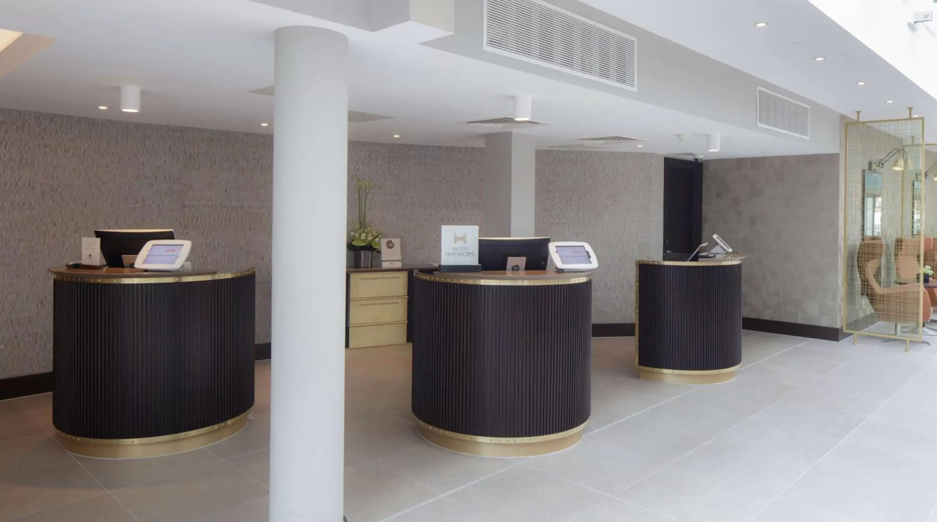 Lobby or reception in DoubleTree by Hilton London Heathrow Airport