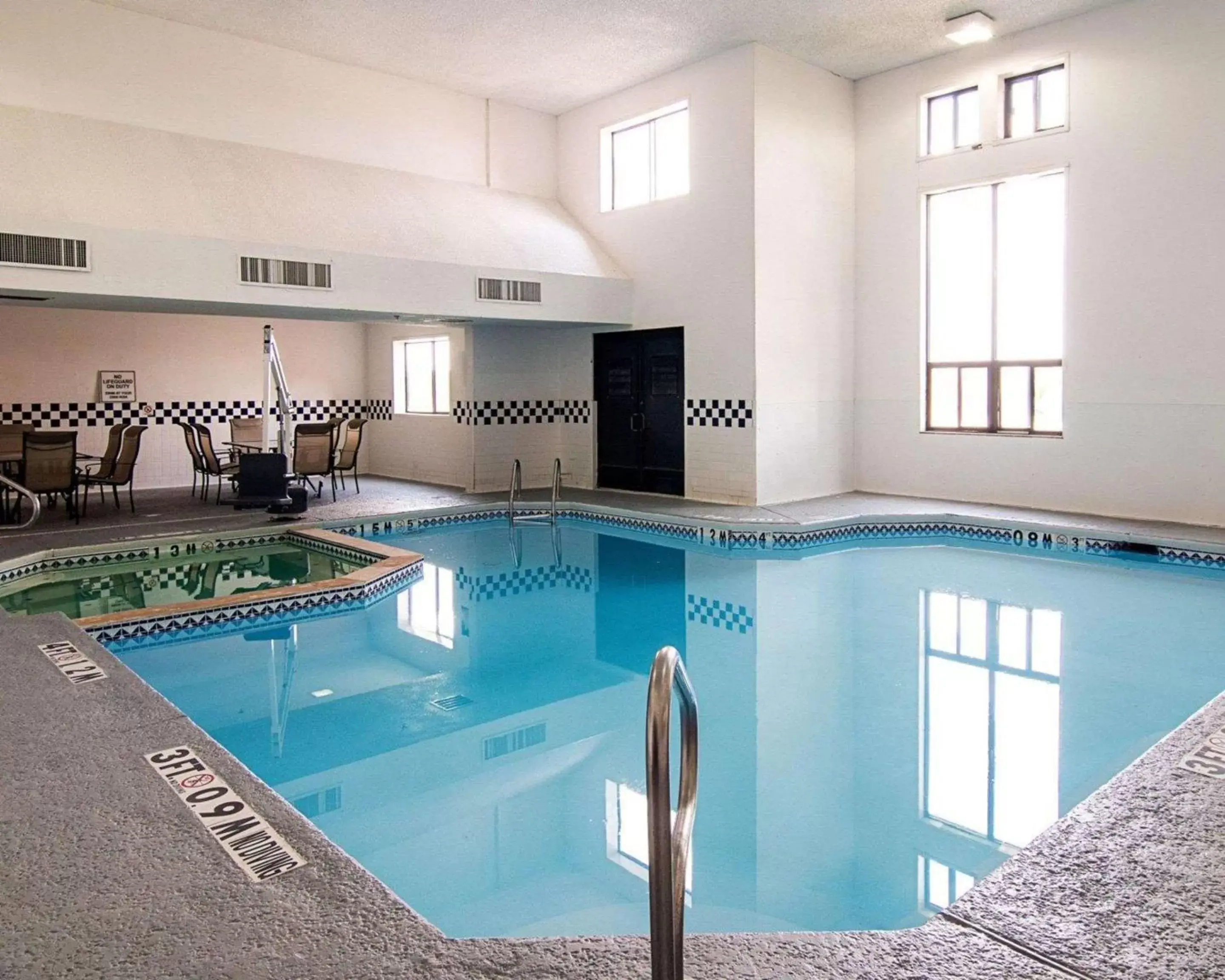Swimming pool in Quality Inn Midland South Swimming pool in Quality Inn Midland South
