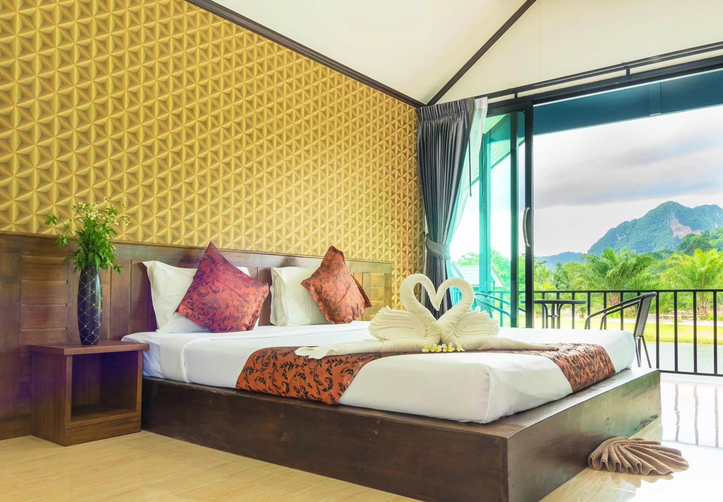 Bed in Baannai Lake View Resort