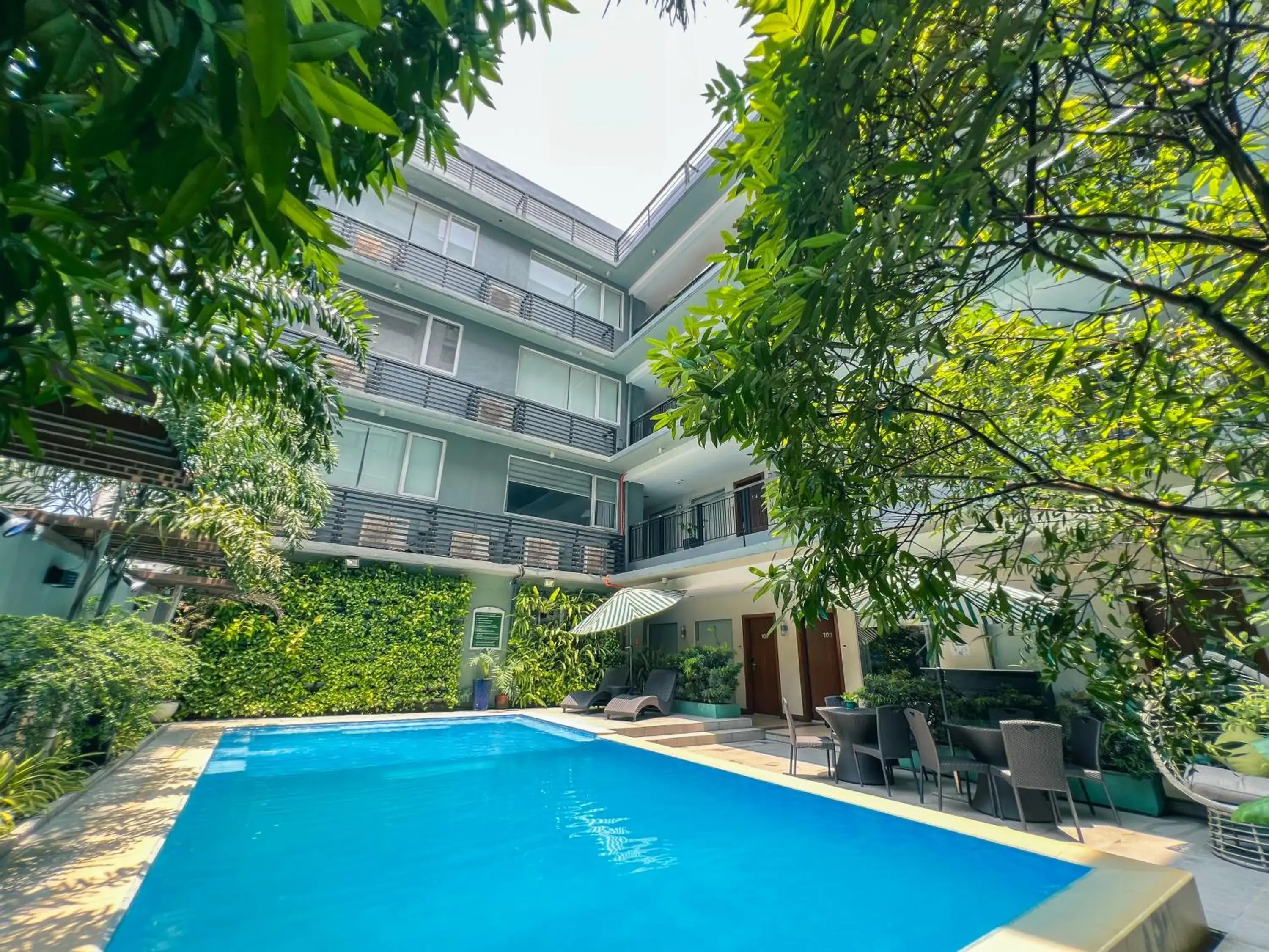 Swimming Pool in 88 Courtyard Hotel