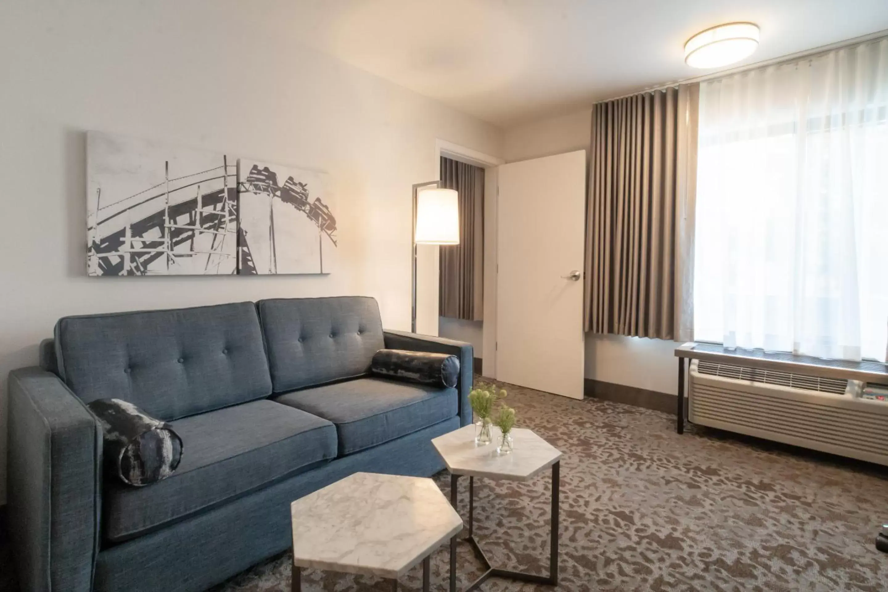 Bedroom, Seating Area in Oxford Suites Portland - Jantzen Beach