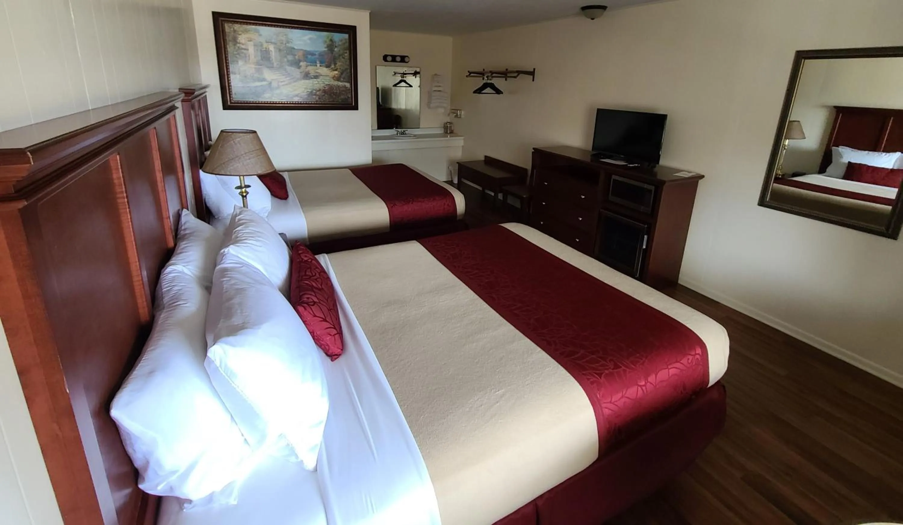 Photo of the whole room, Bed in Homestead Motel