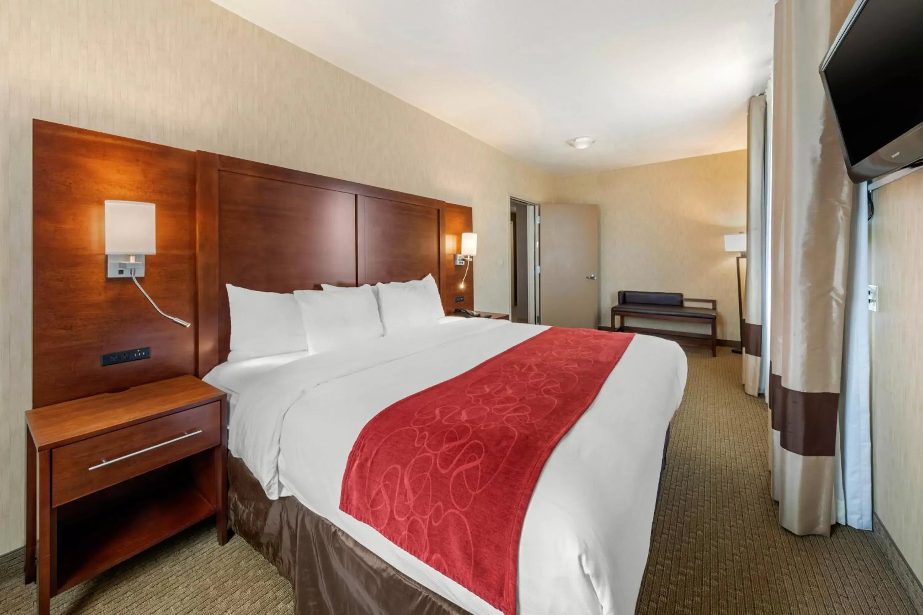 Photo of the whole room, Bed in Comfort Suites Near City of Industry - Los Angeles