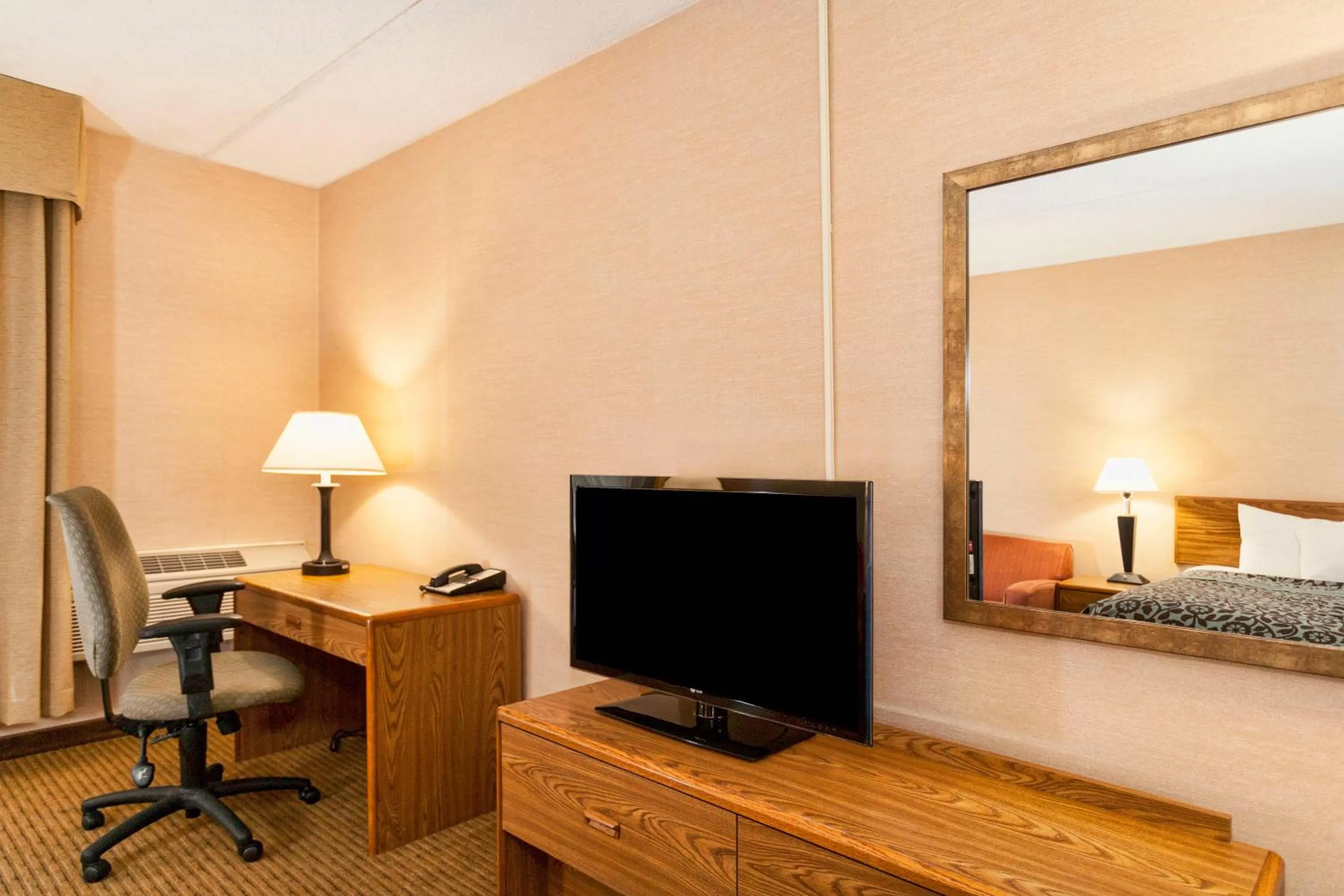 King Room - Non-Smoking in Days Inn by Wyndham Duluth Lakewalk