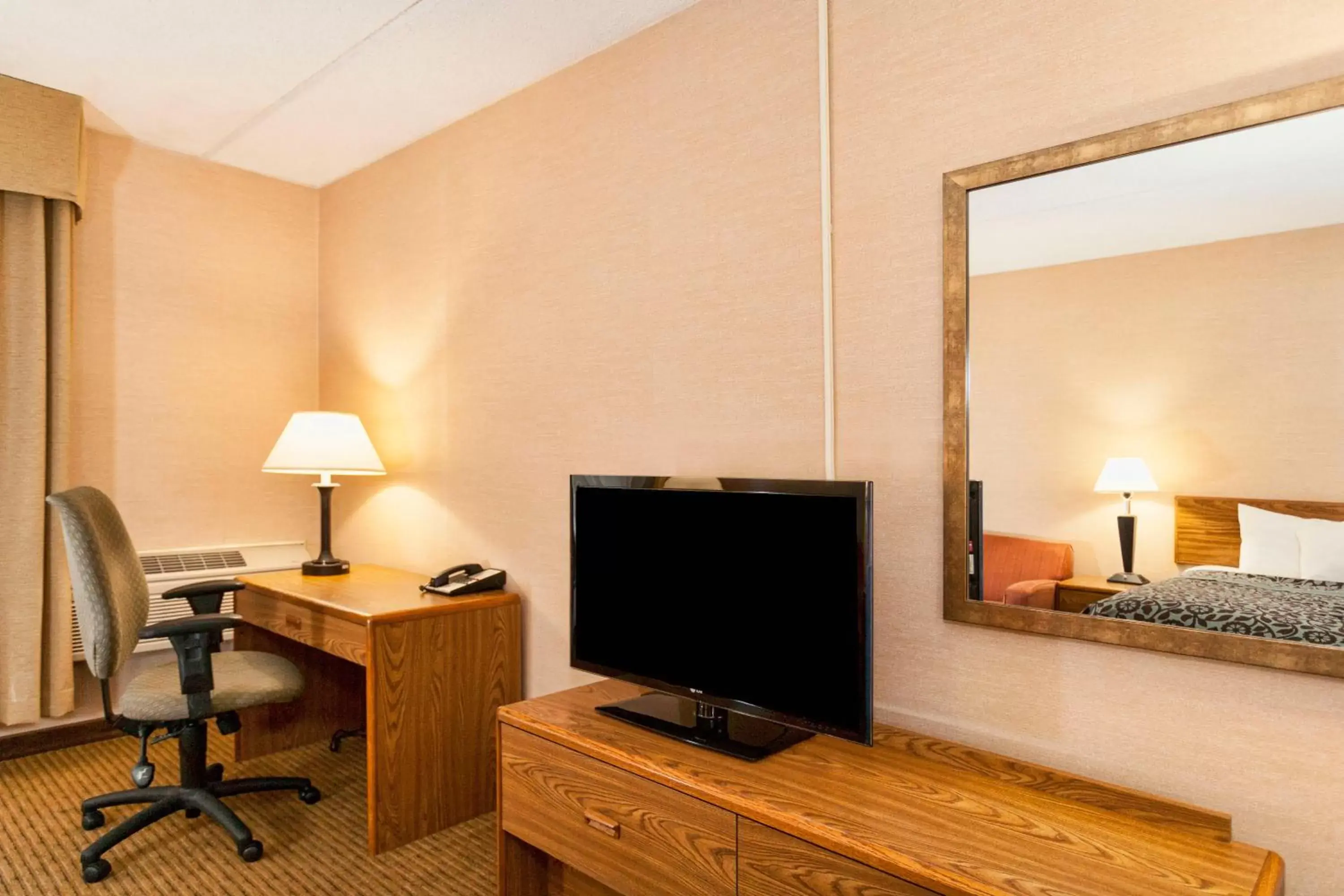 TV and multimedia, TV/Entertainment Center in Days Inn by Wyndham Duluth Lakewalk
