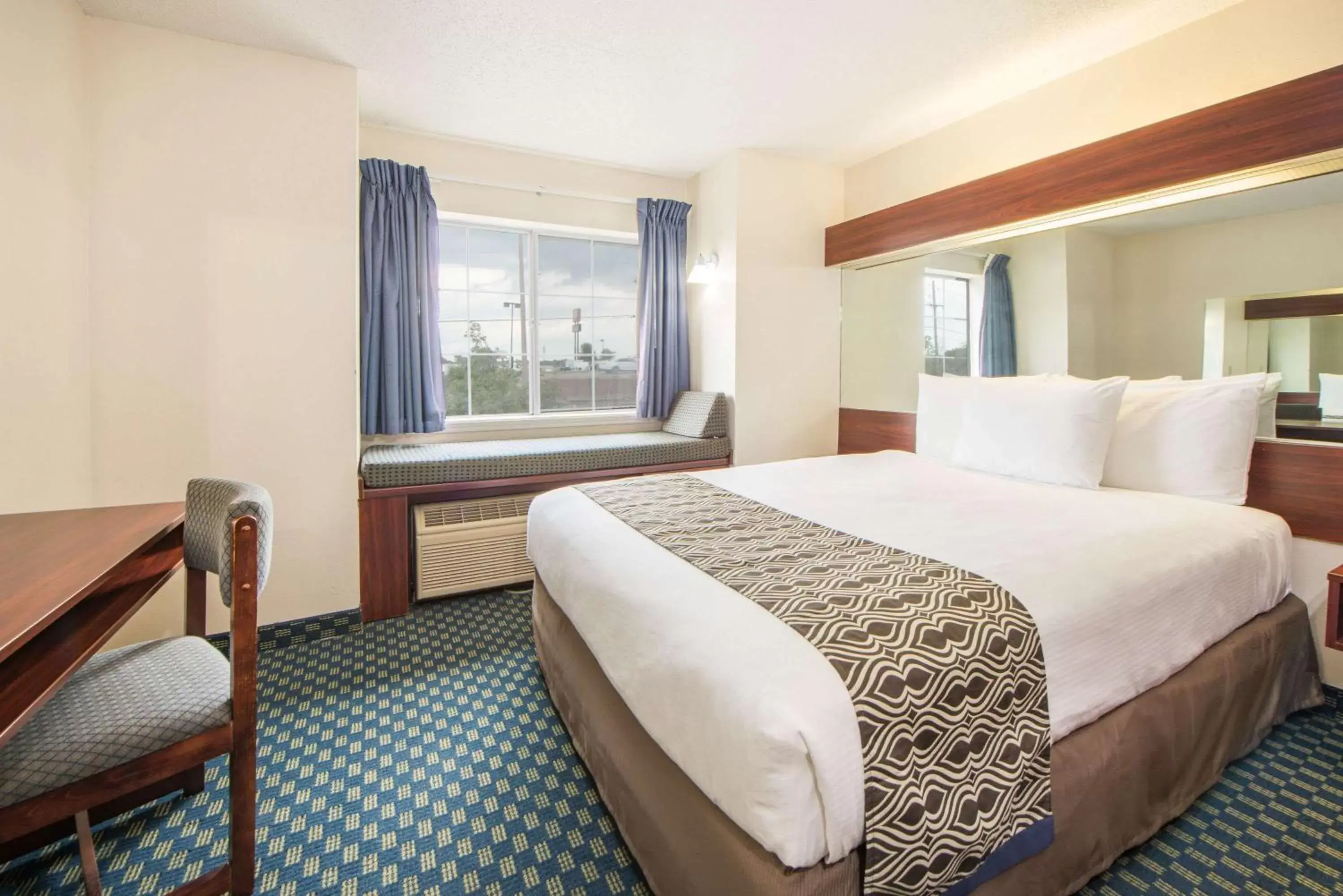 Photo of the whole room, Bed in Microtel Inn & Suites by Wyndham Tulsa - Catoosa Route 66