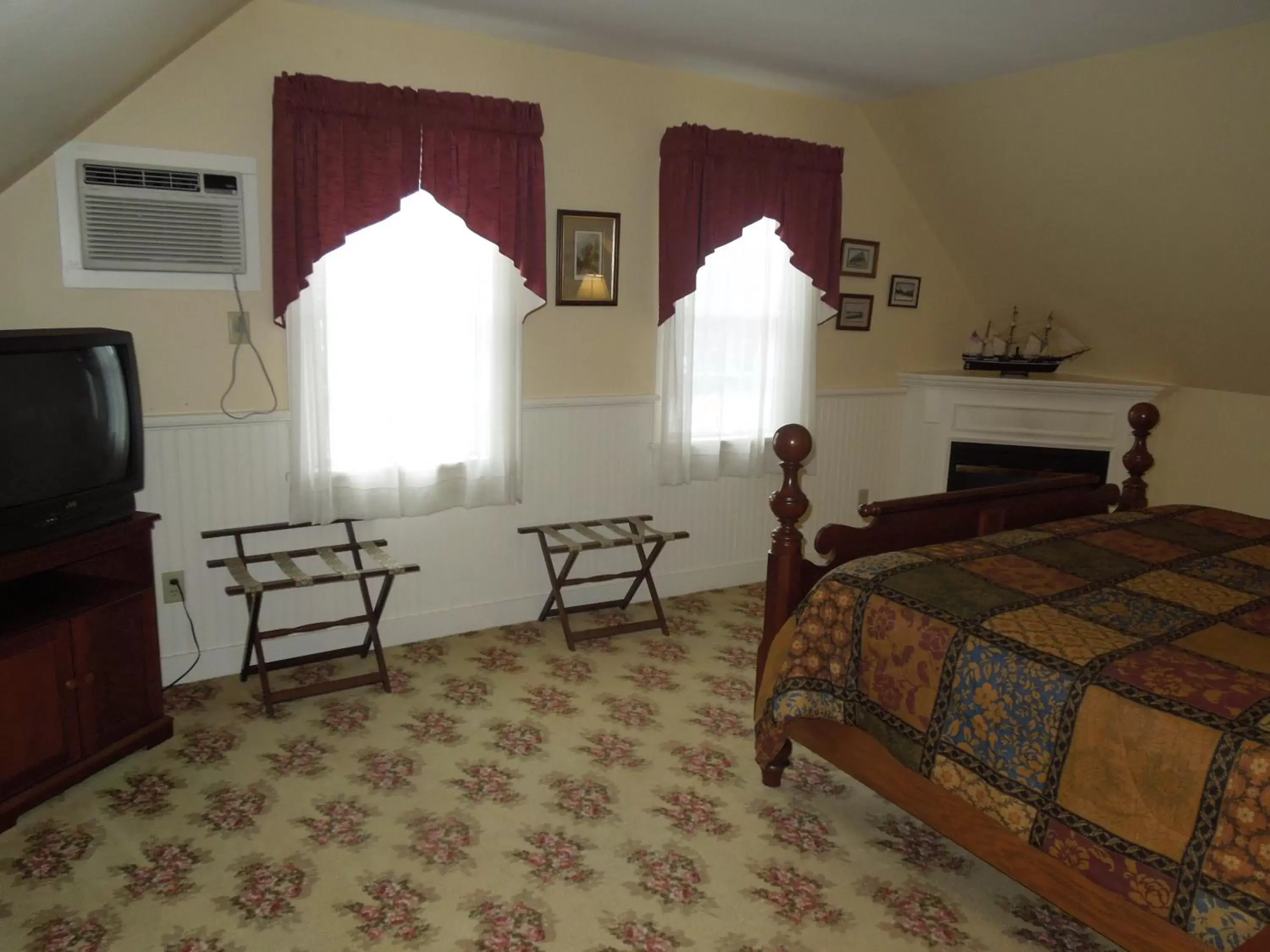 Photo of the whole room, Bed in Kearsarge Inn