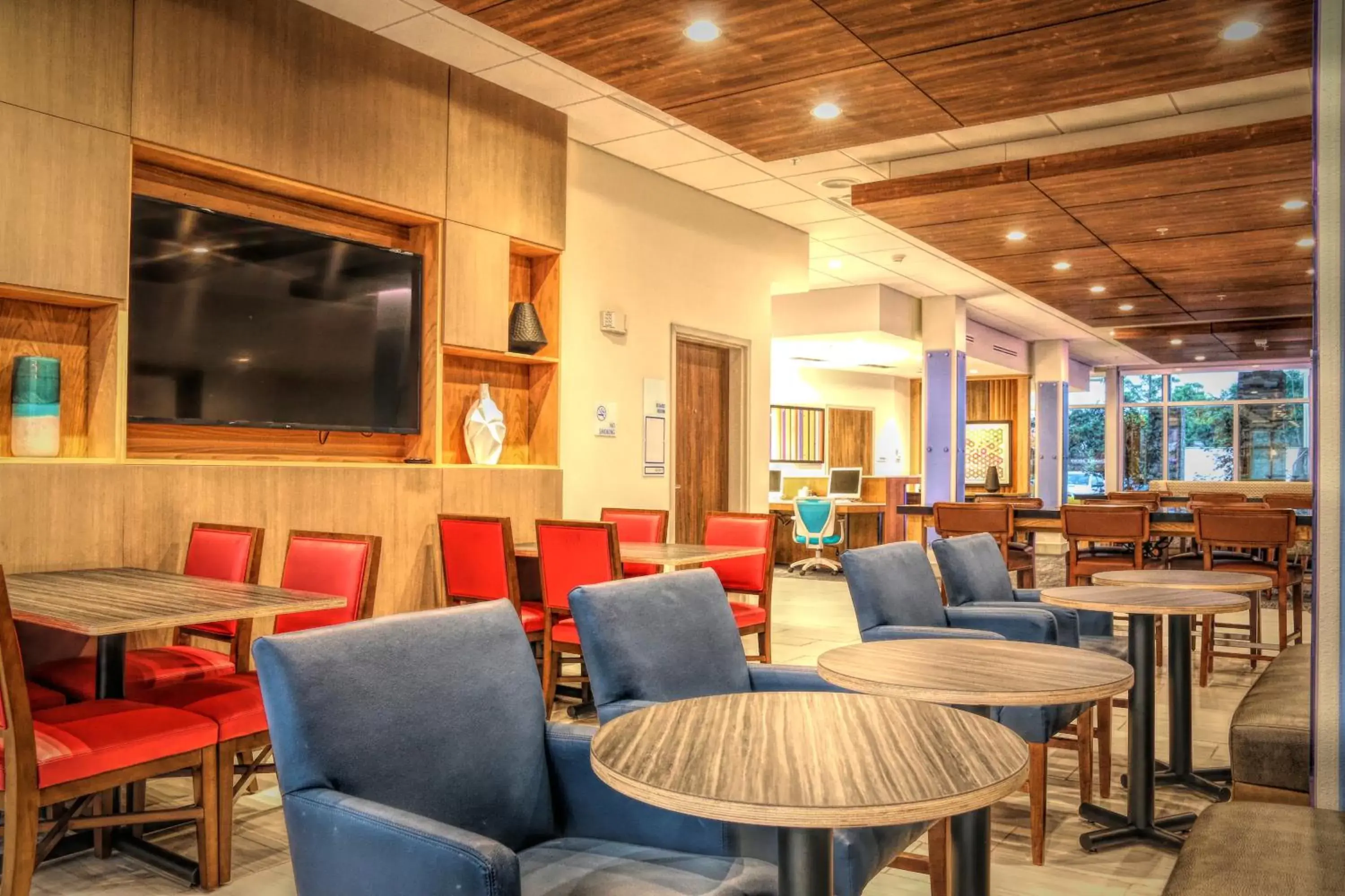 Breakfast, Lounge/Bar in Holiday Inn Express & Suites - Chalmette - New Orleans S, an IHG Hotel