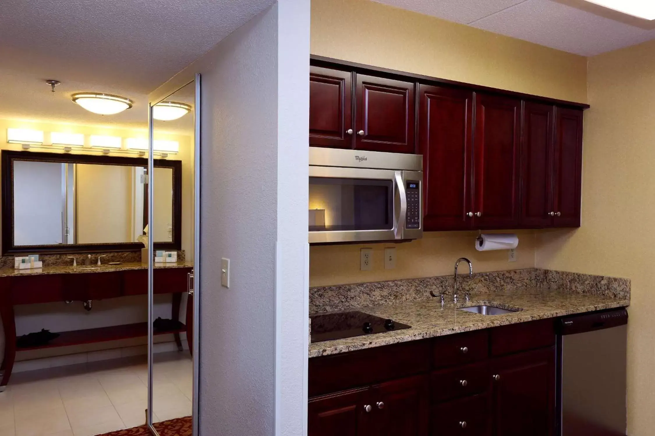 Kitchen or kitchenette, Kitchen/Kitchenette in Hampton Inn & Suites Charlottesville at the University