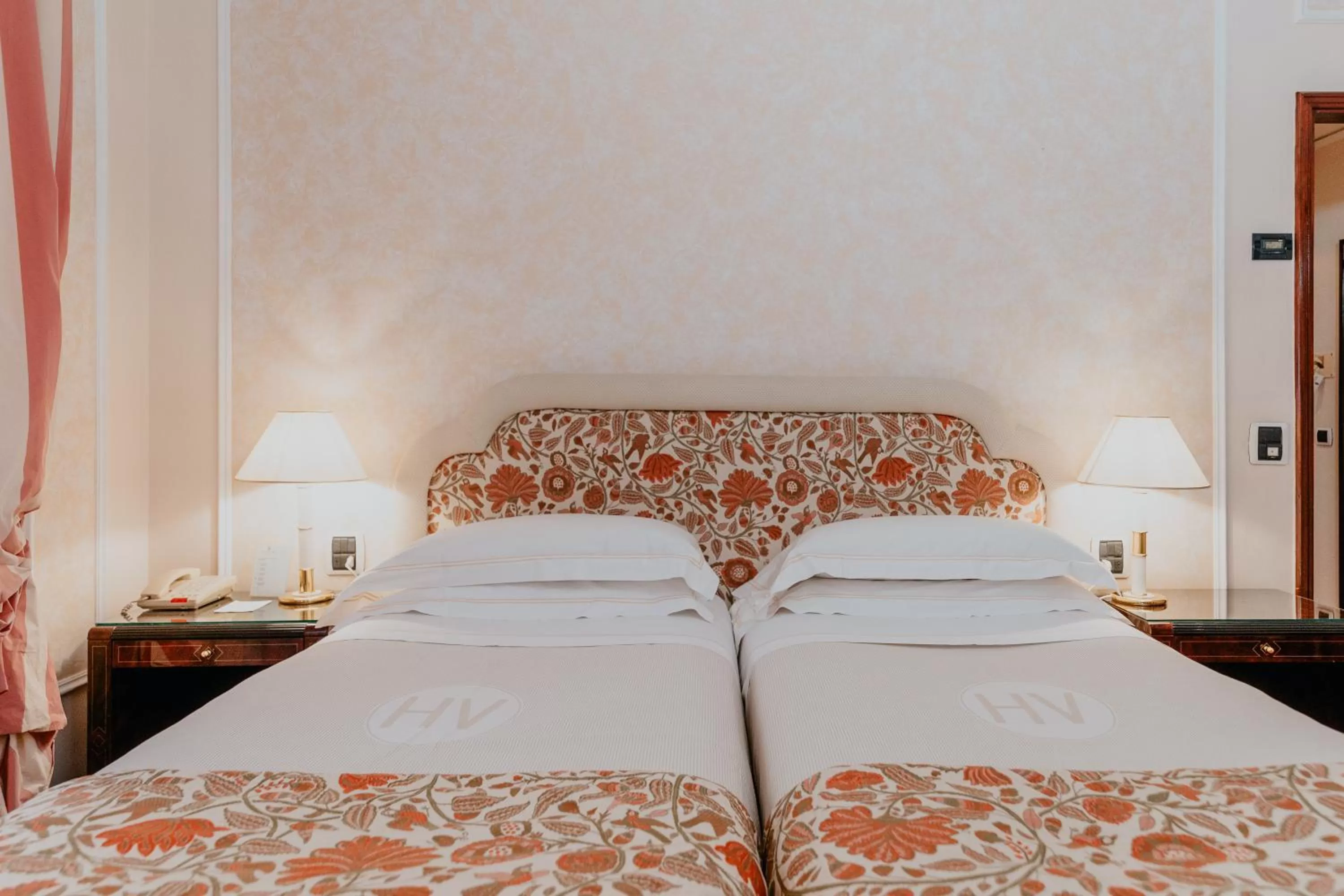 Bed in Hotel De La Ville