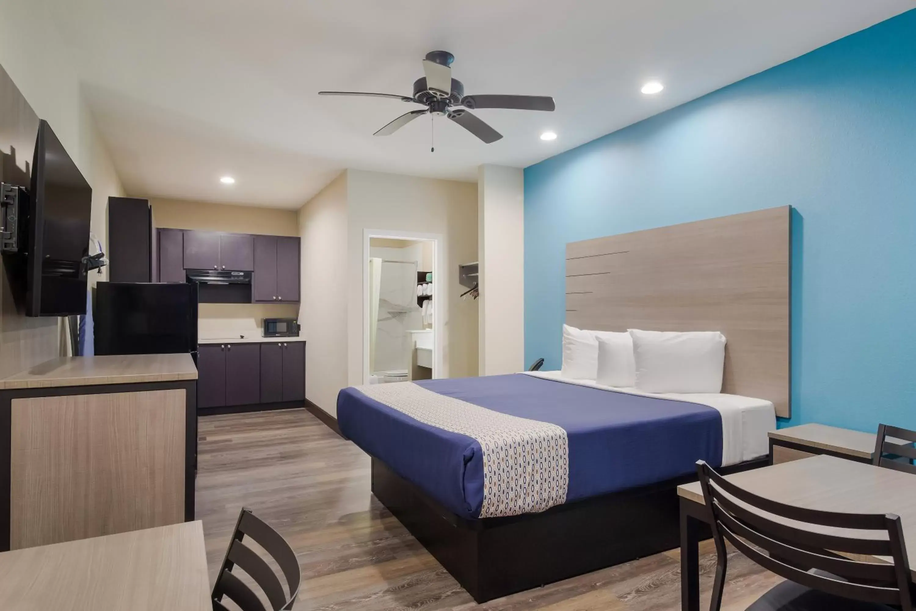 Photo of the whole room, Bed in Scottish Inns & Suites Hitchcock-Santa Fe Photo of the whole room, Bed in Scottish Inns & Suites Hitchcock-Santa Fe