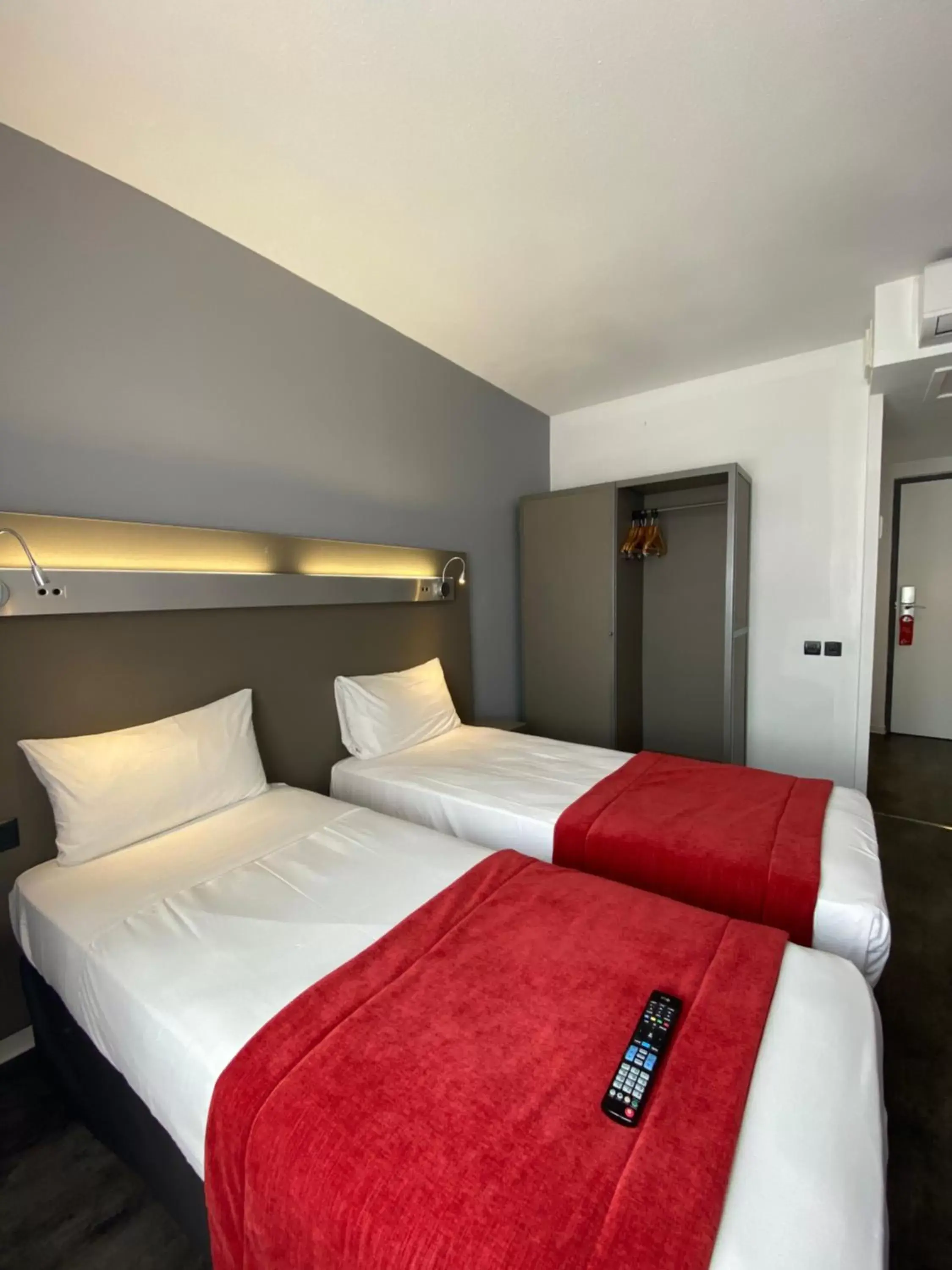 Bedroom, Bed in The Originals City, Hôtel Les Dômes, Perpignan Sud Saleilles