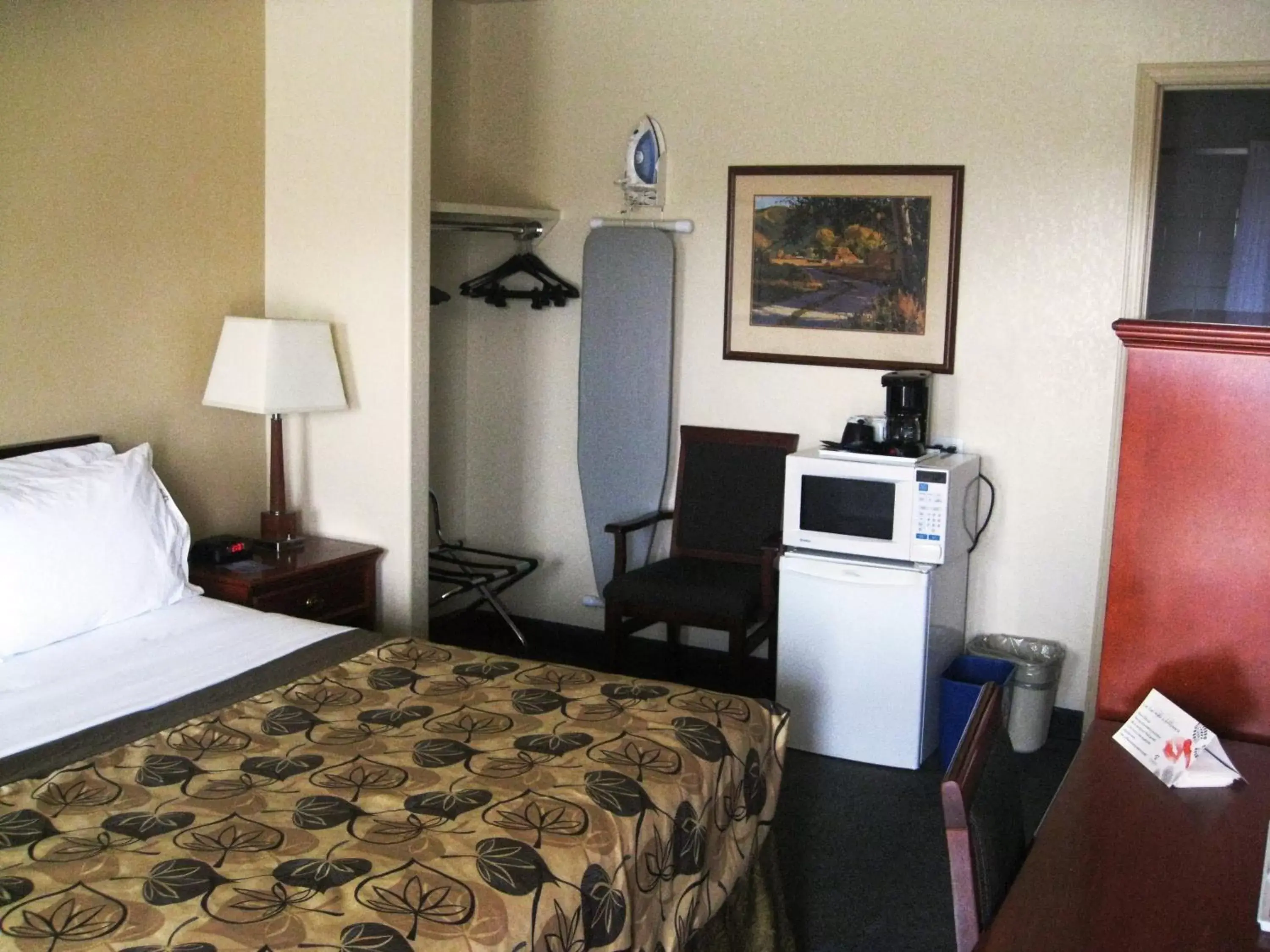 Photo of the whole room, Bed in Travelodge by Wyndham Drumheller AB