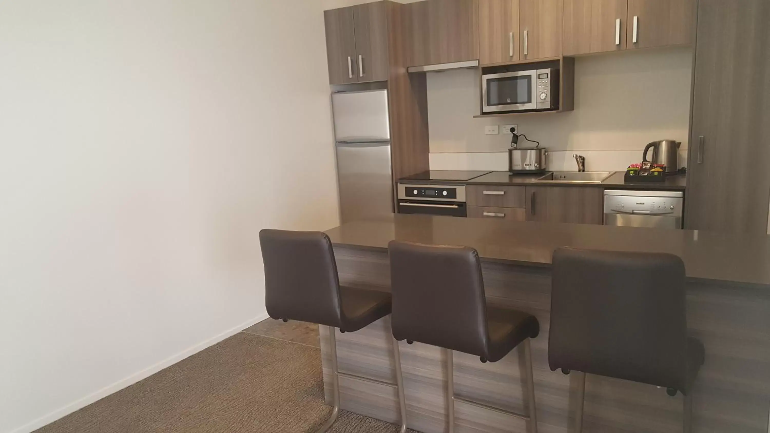 Kitchen or kitchenette, Kitchen/Kitchenette in Ramada Suites by Wyndham Queenstown Remarkables Park