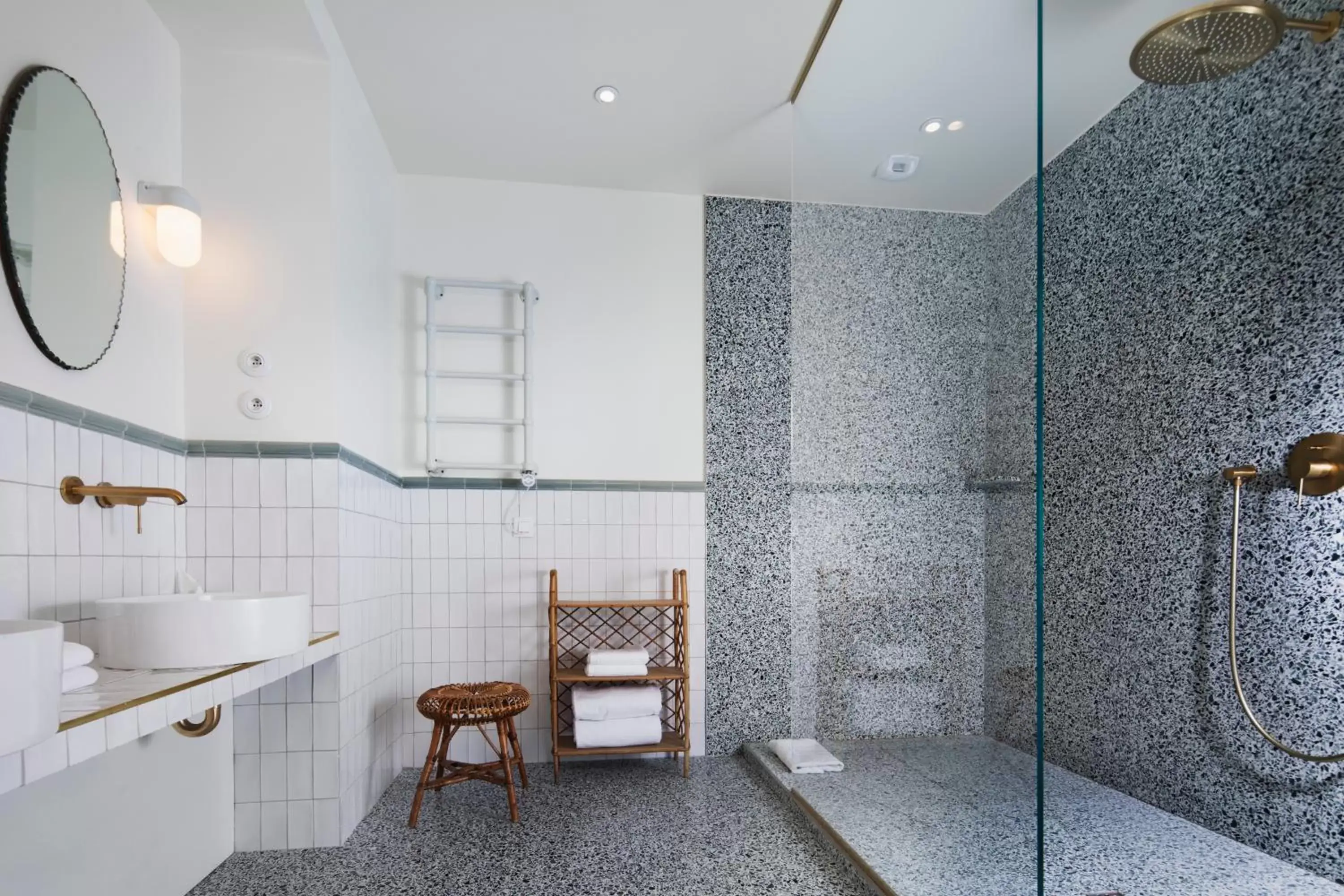 Shower, Bathroom in Hôtel Montecristo