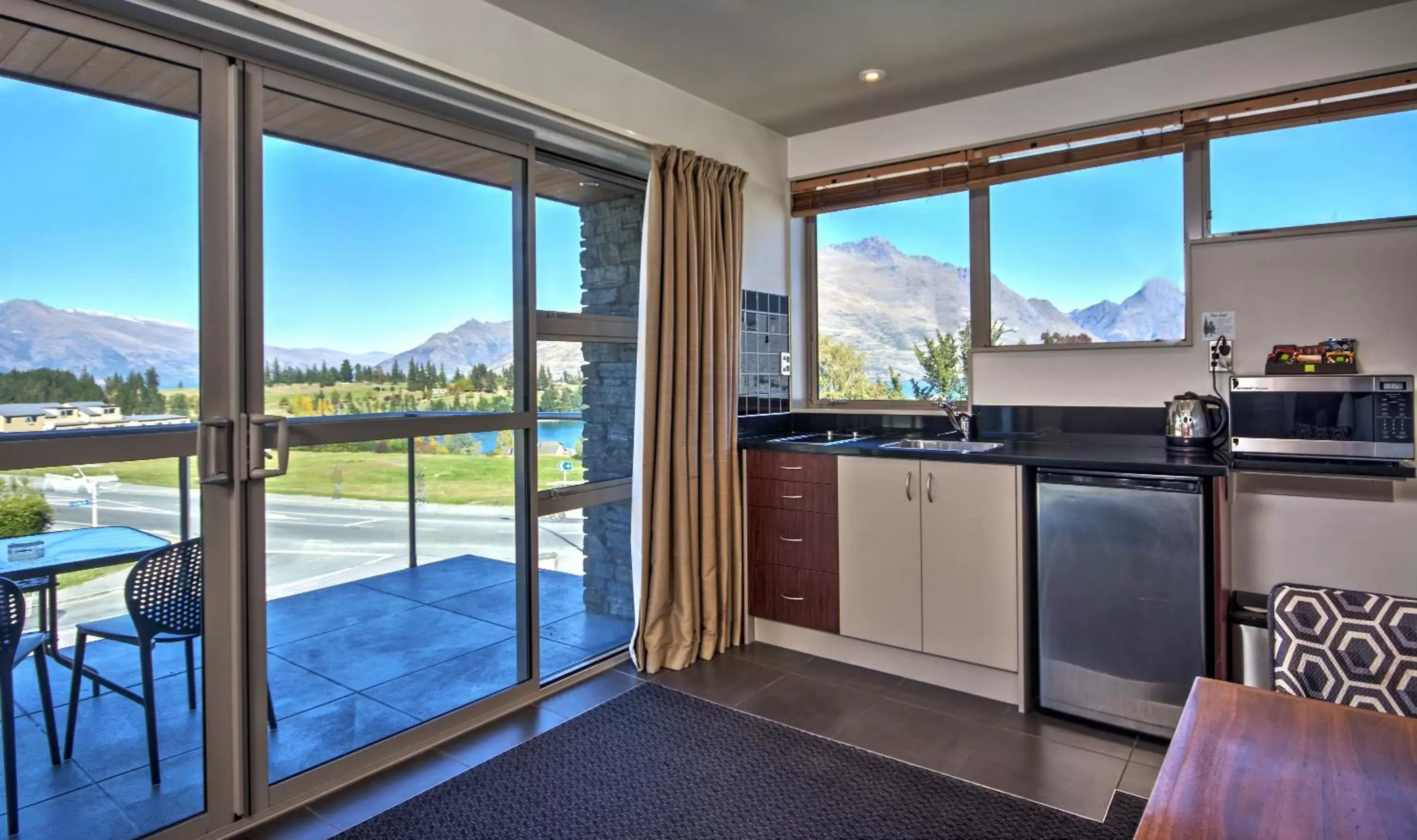 Kitchen or kitchenette in Autoline Queenstown Motel