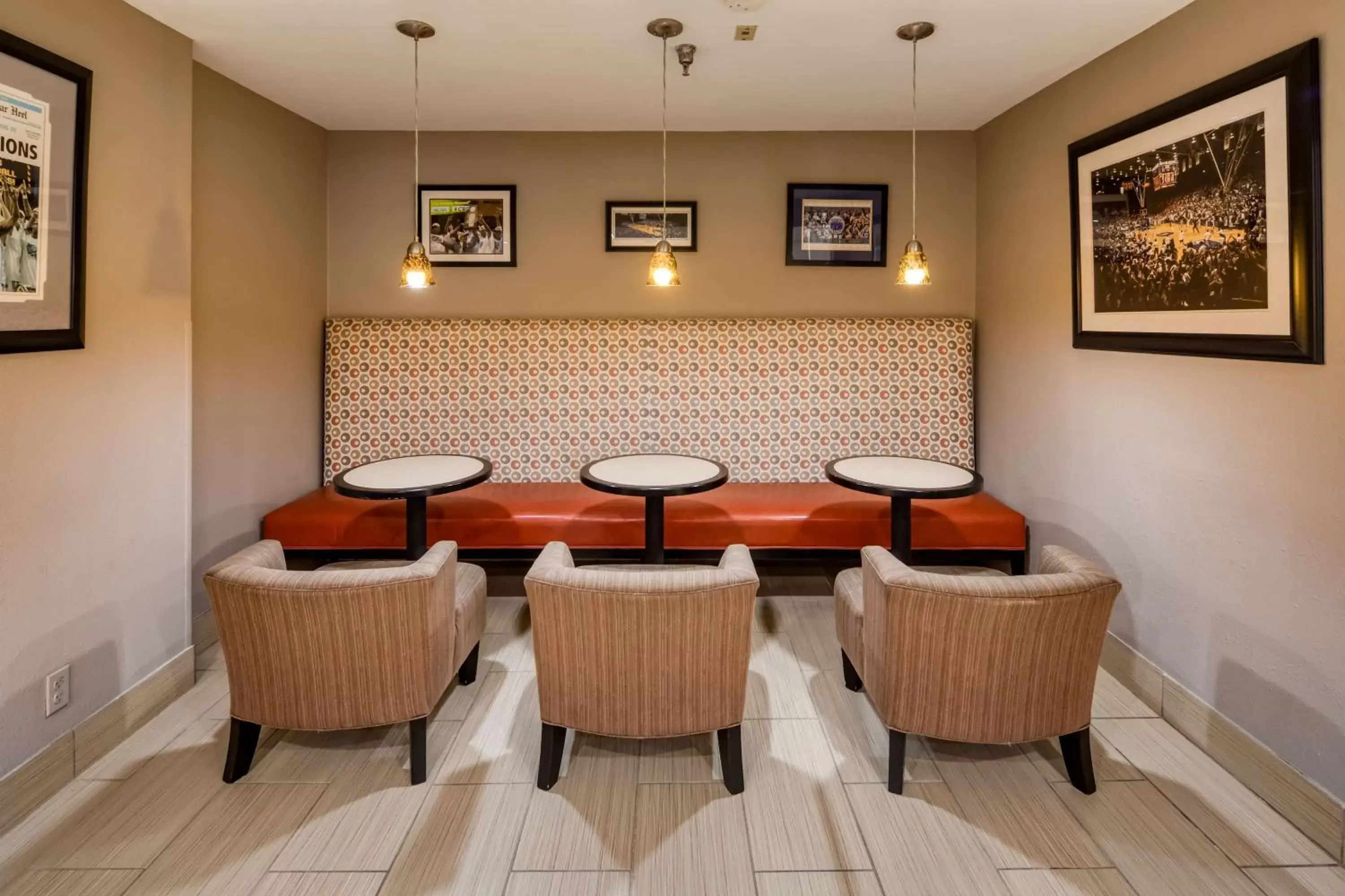Lobby or reception, Lounge/Bar in SureStay Plus Hotel by Best Western Durham Medical Center