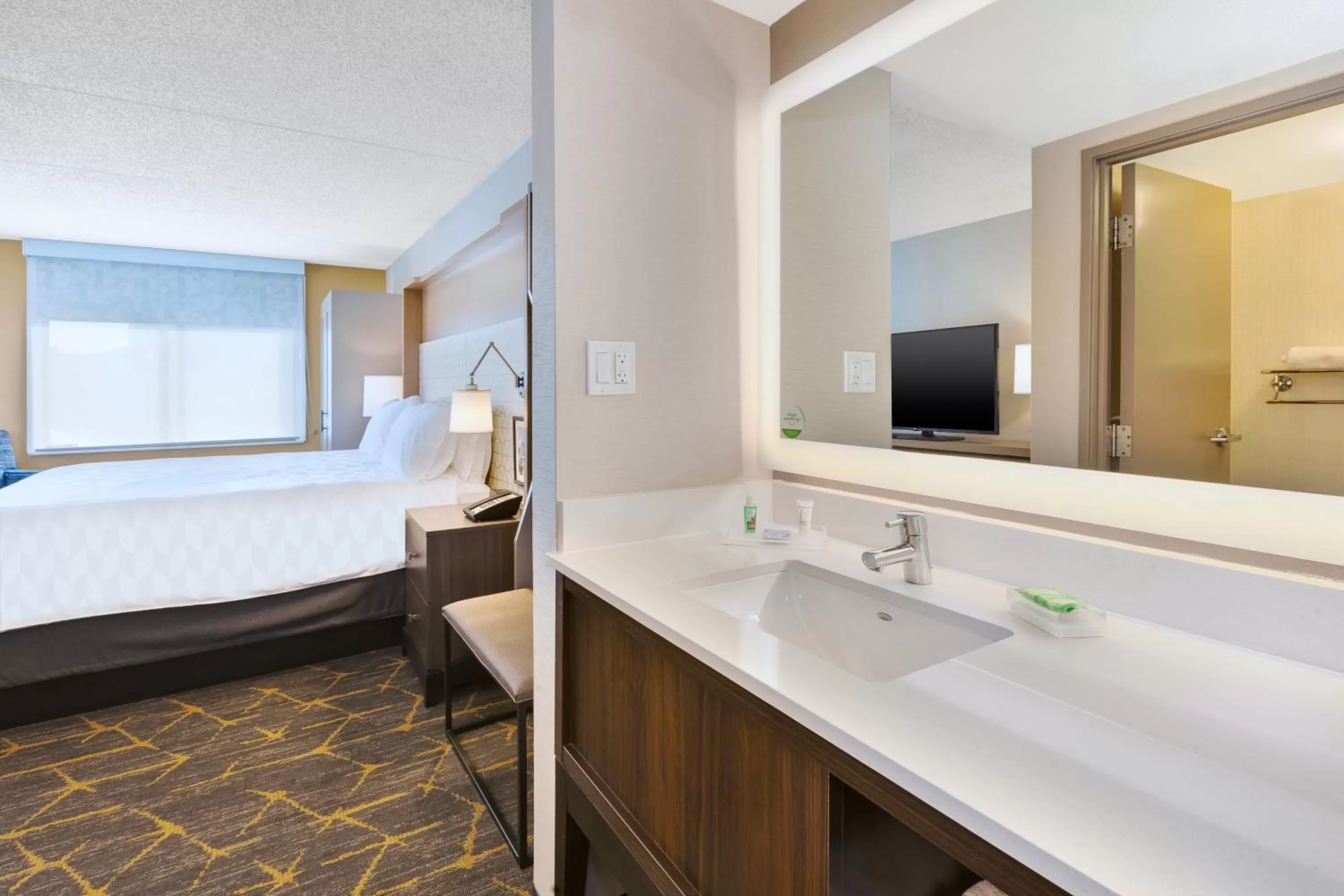 Photo of the whole room, Bed in Holiday Inn Grand Rapids Downtown by IHG