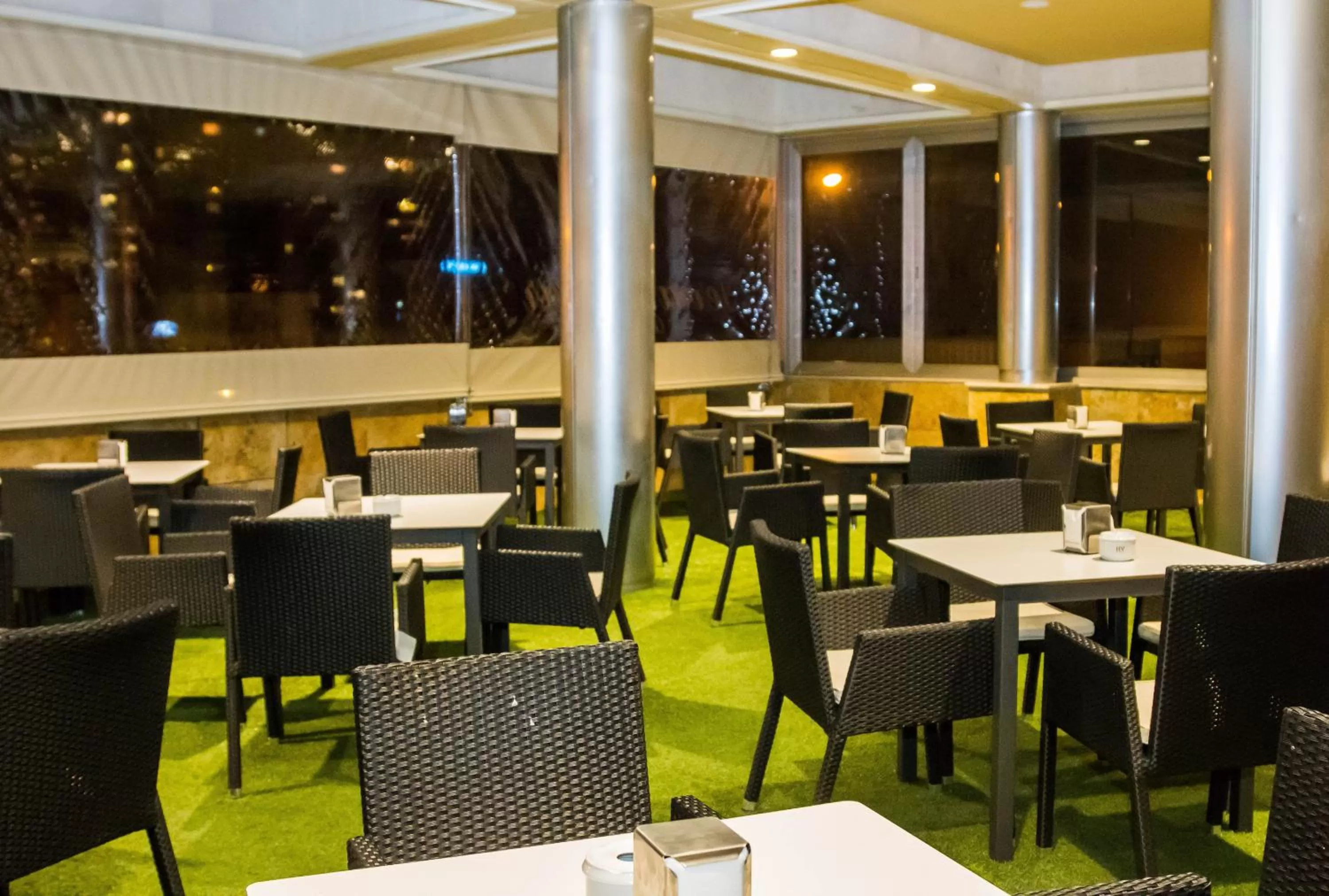 Restaurant/places to eat in Hotel Villamadrid