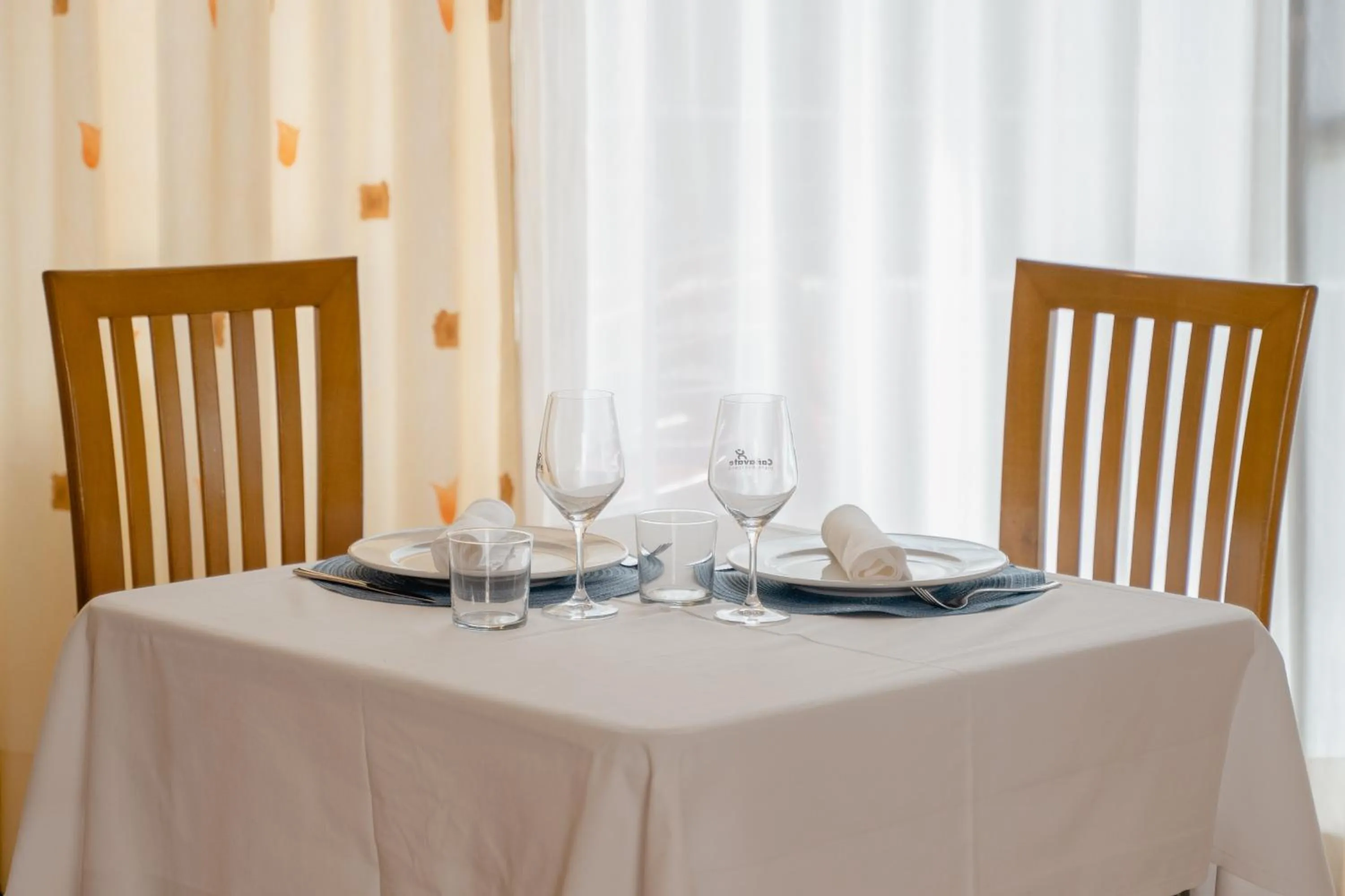 Restaurant/places to eat in Luxmar Apartaments