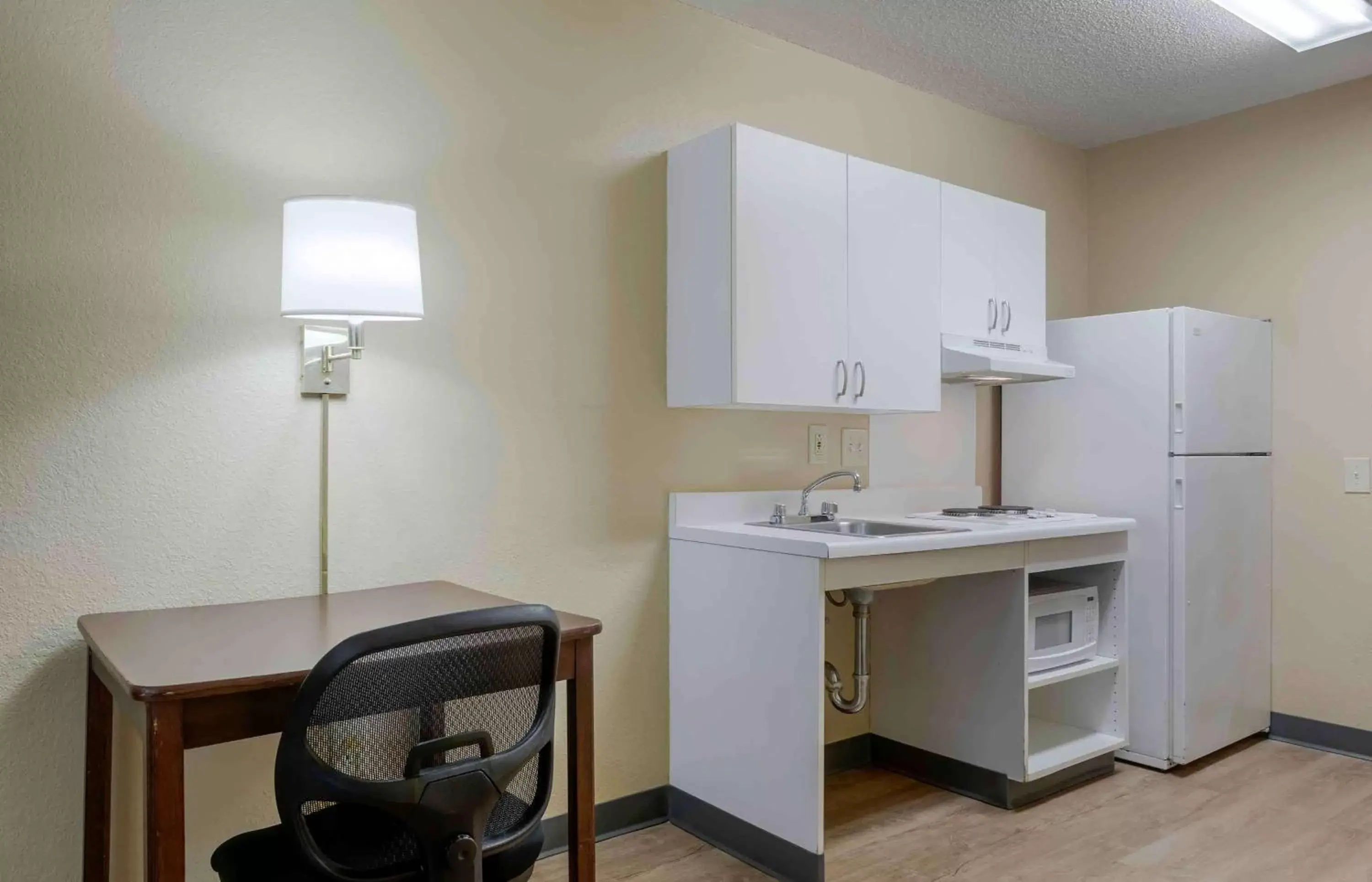 Bedroom, Kitchen/Kitchenette in Extended Stay America Suites - Fort Lauderdale - Cypress Creek - Andrews Ave