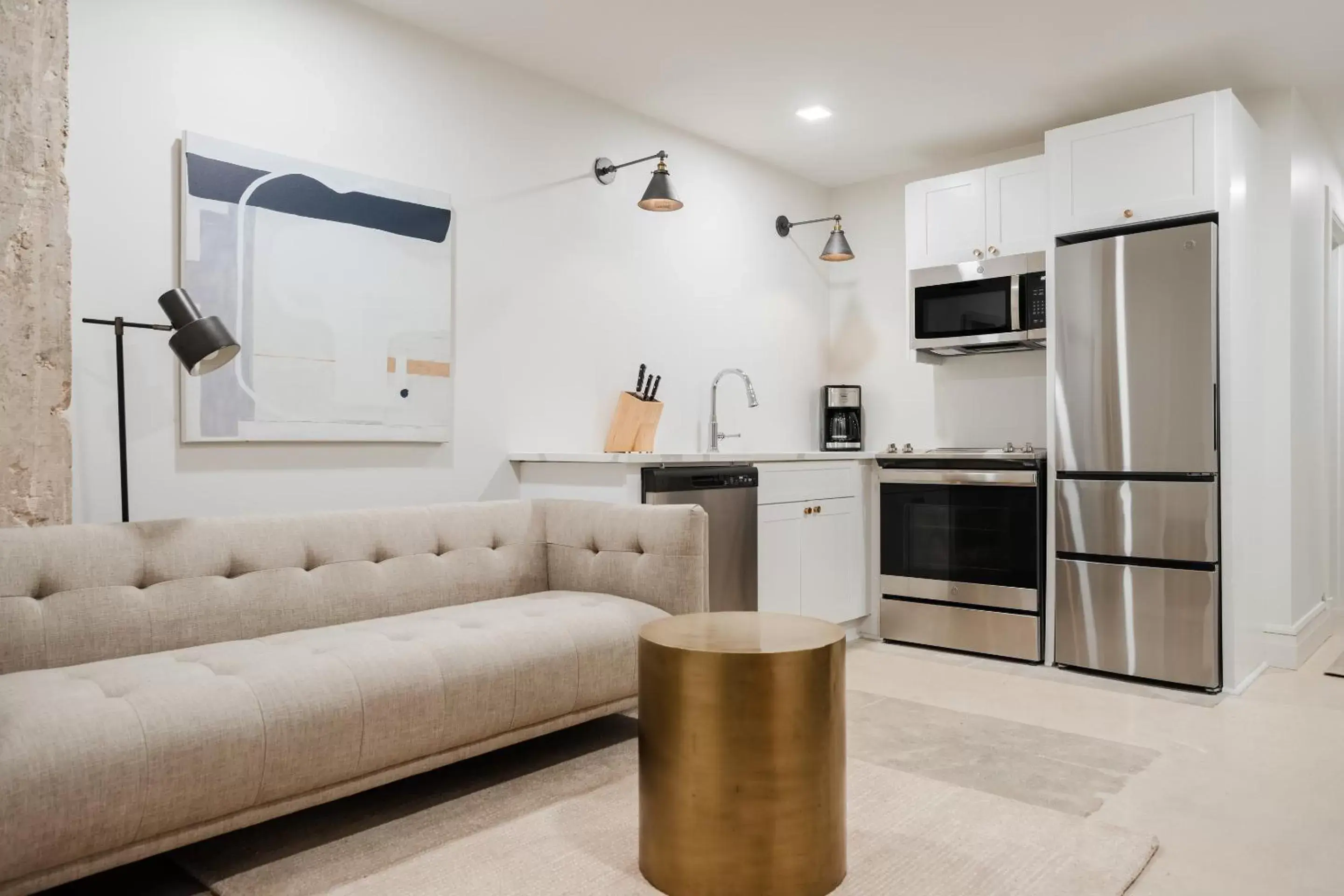 Living room, Kitchen/Kitchenette in Sonder The Atlee